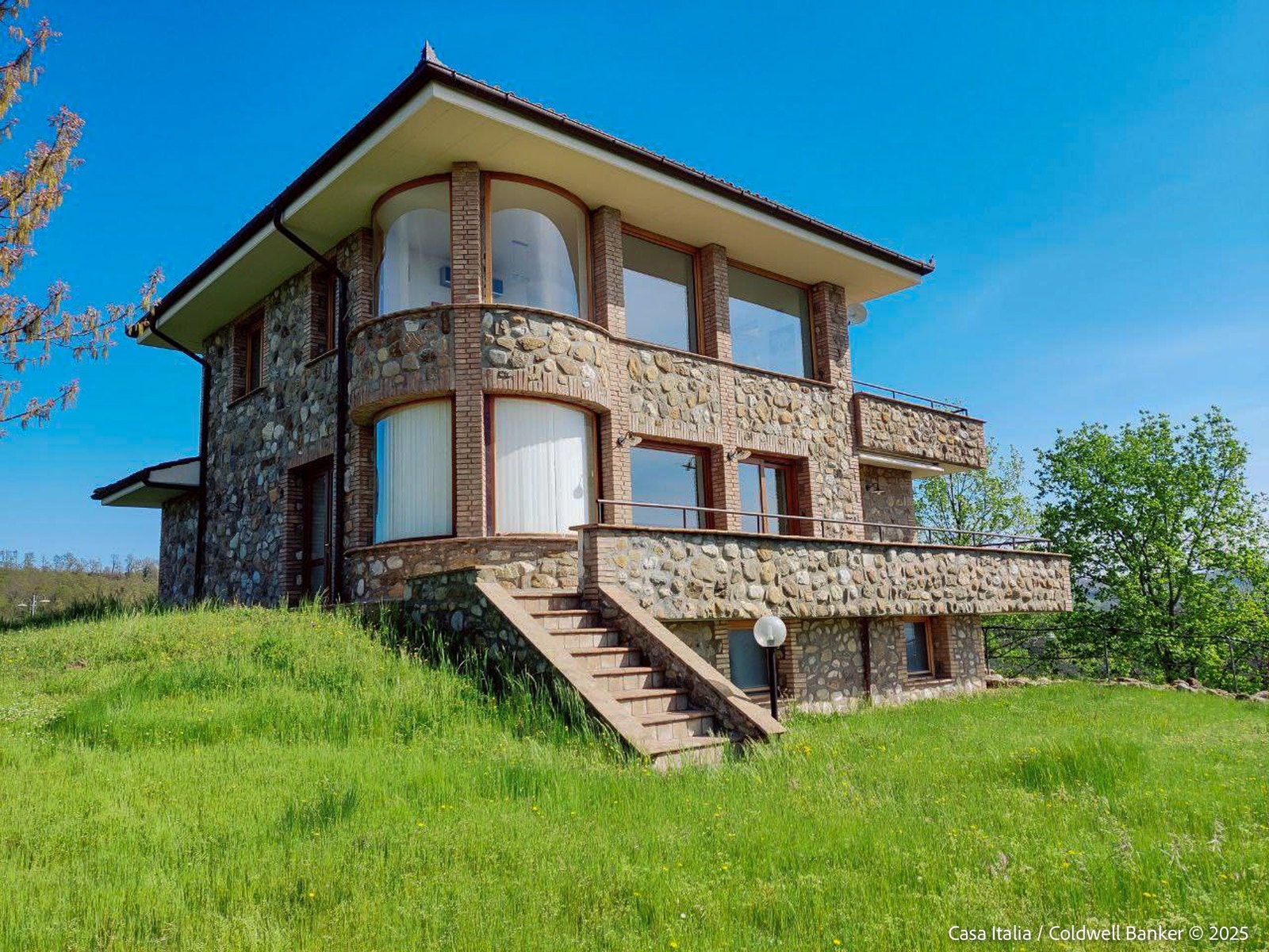 Villa degli Olivi har en fantastisk beliggenhet, der den troner luftig over Bolsenasjøen. Galleribilde