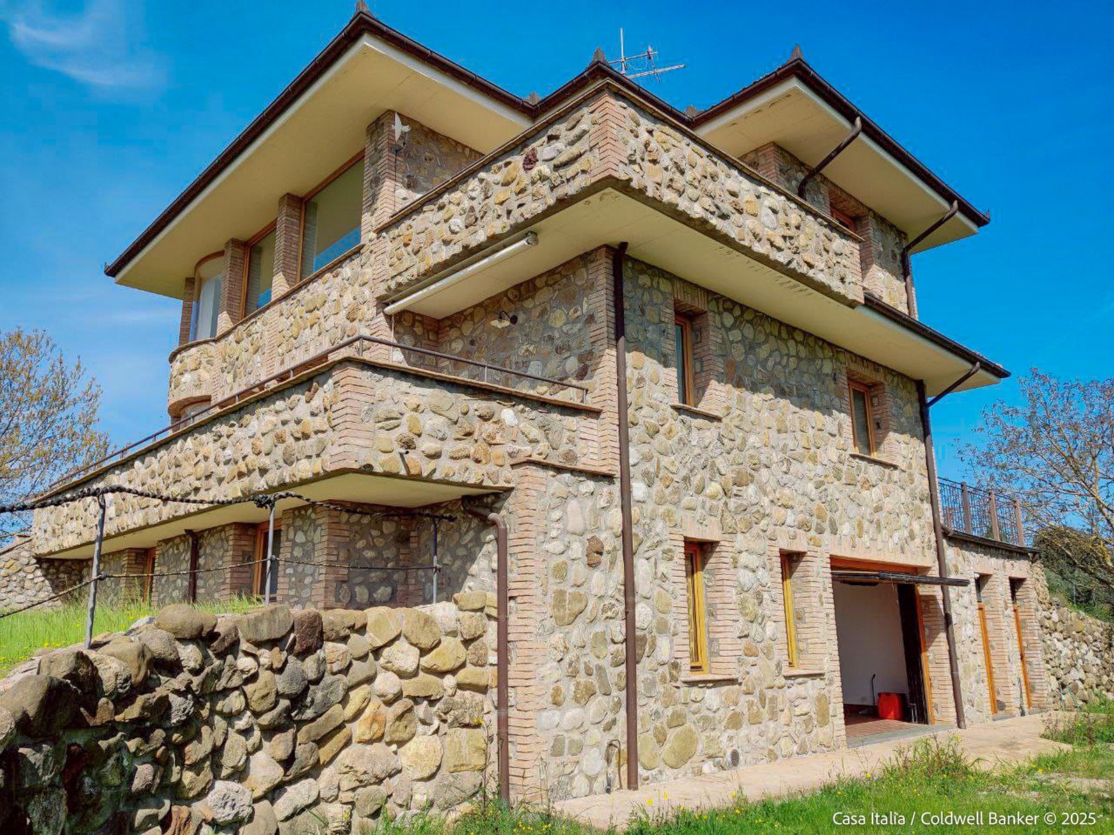 Boligen er svært innholdsrik, med fire rom og like mange bad, to kjøkken mm så to familier kan bo her uforstyrret av hverandre. Galleribilde