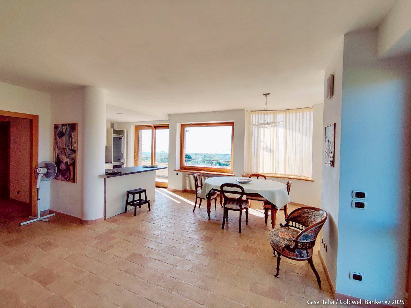 Allrommet er luftig og innbydende Galleribilde