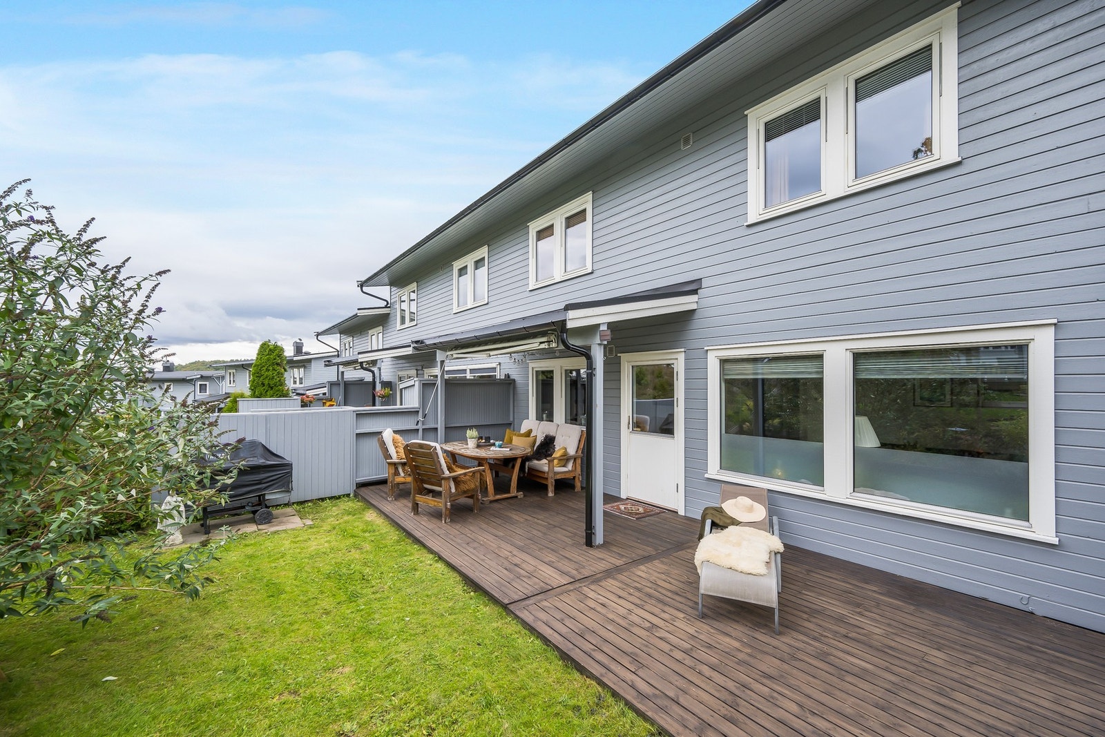 Direkte adkomst fra stuen til en romslig terrasse, delvis overbygd med tak. Her kan finværet nytes i sitt eget private uteområde. Galleribilde