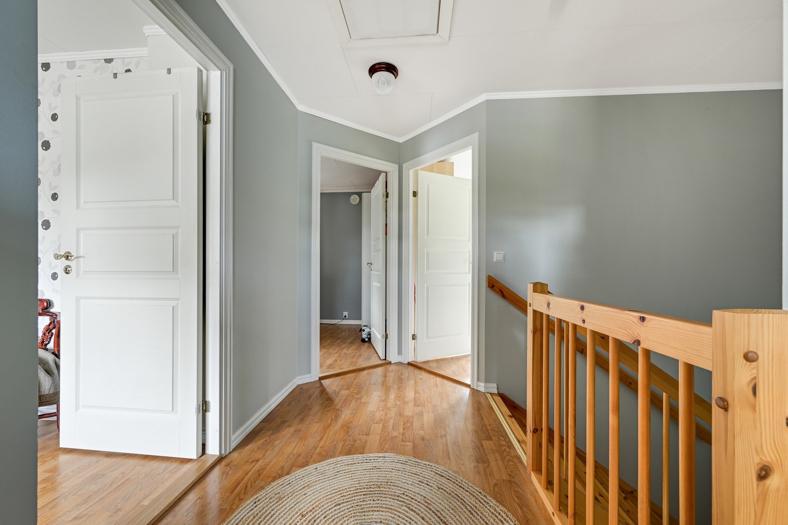 Videre opp trappen finner vi boligens 2. etasje med 3 soverom og baderom nr. 2 Galleribilde