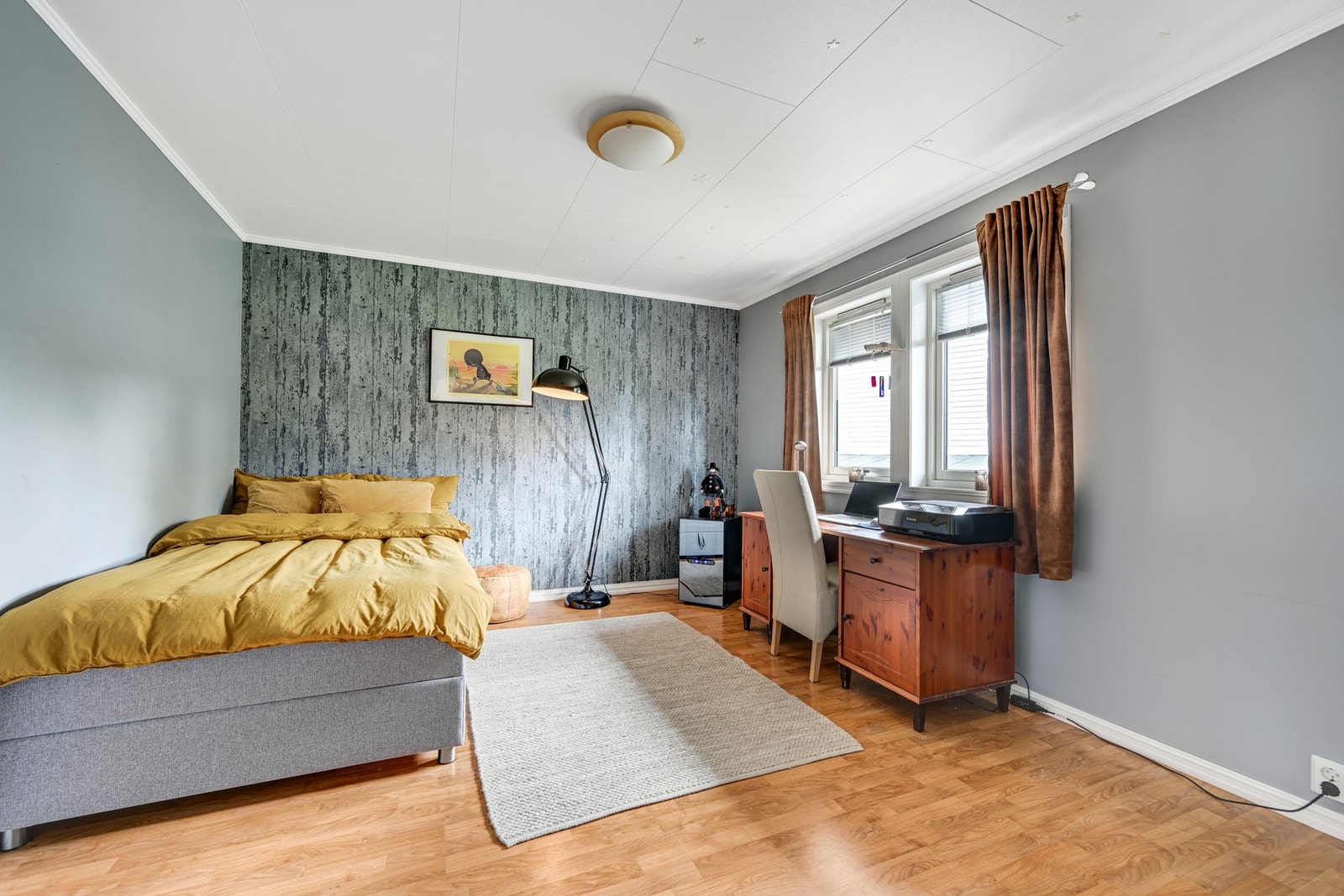 Soverom nr. 3 er særdeles romslig og her er det plass til stor seng og sittegruppe. Perfekt for gjestebesøk, evt ekstra stue Galleribilde