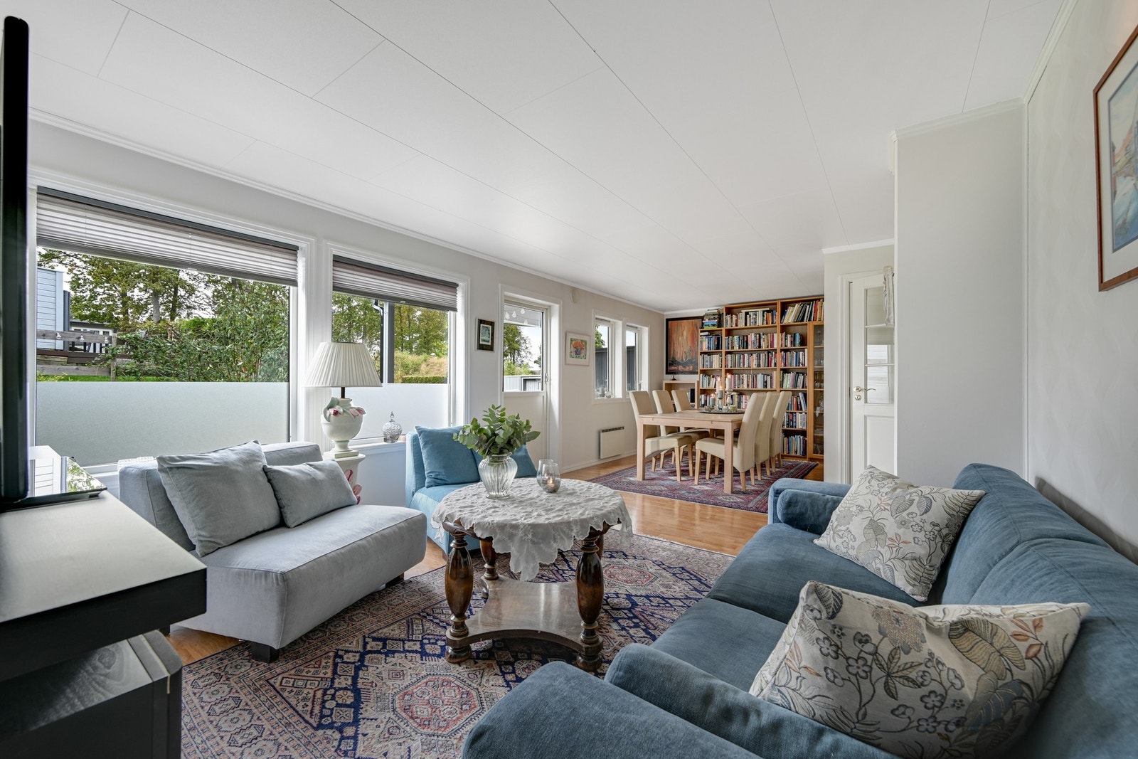 Stuen er boligens samlingspunkt med god plass til en stor sittegruppe og annet ønskelig møblement Galleribilde