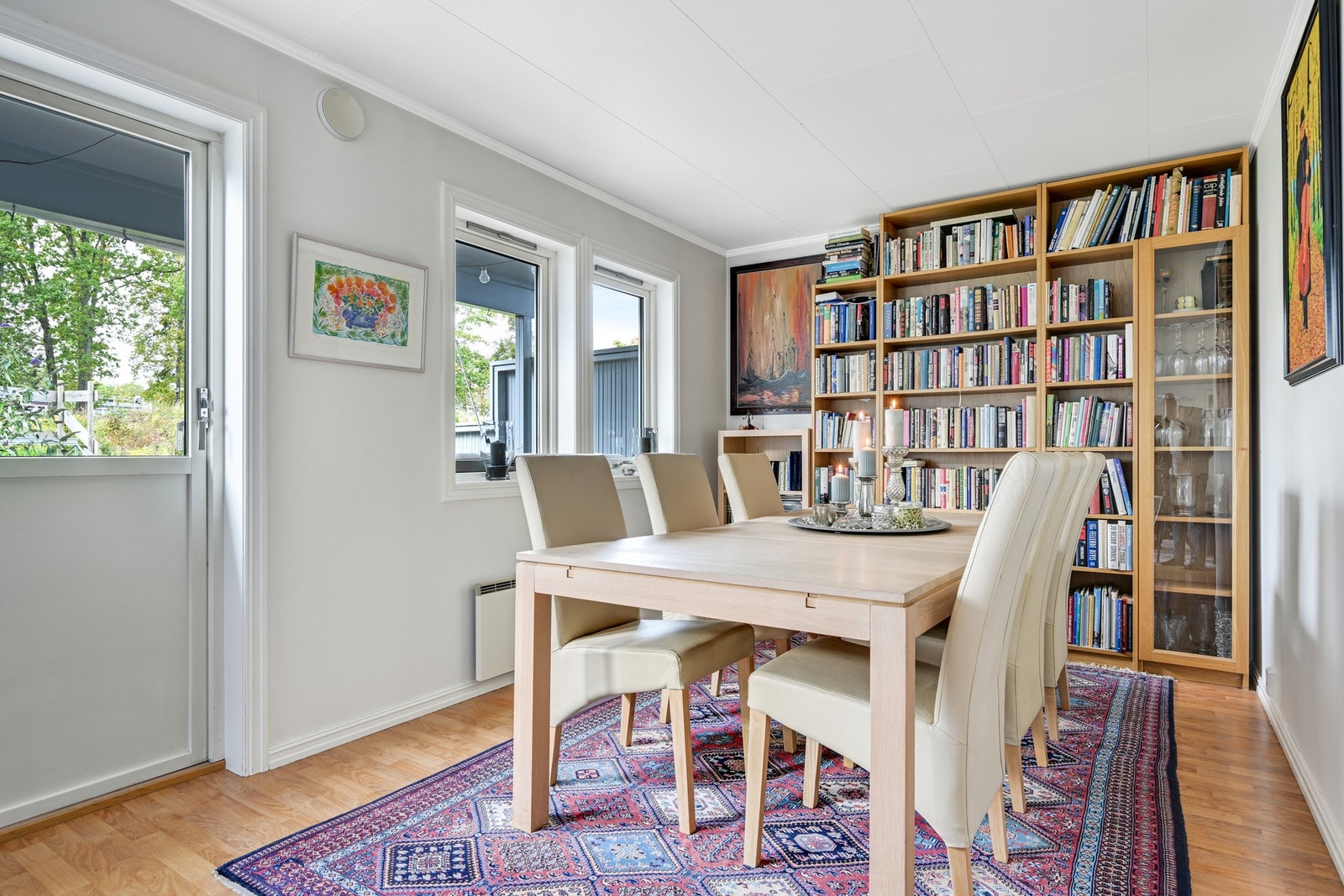 En rekke vinduer sørger for behagelig inneklima med mengder av naturlig lysinnslipp. Her har man i tillegg plass til et spisebord hvor middagen kan nytes Galleribilde