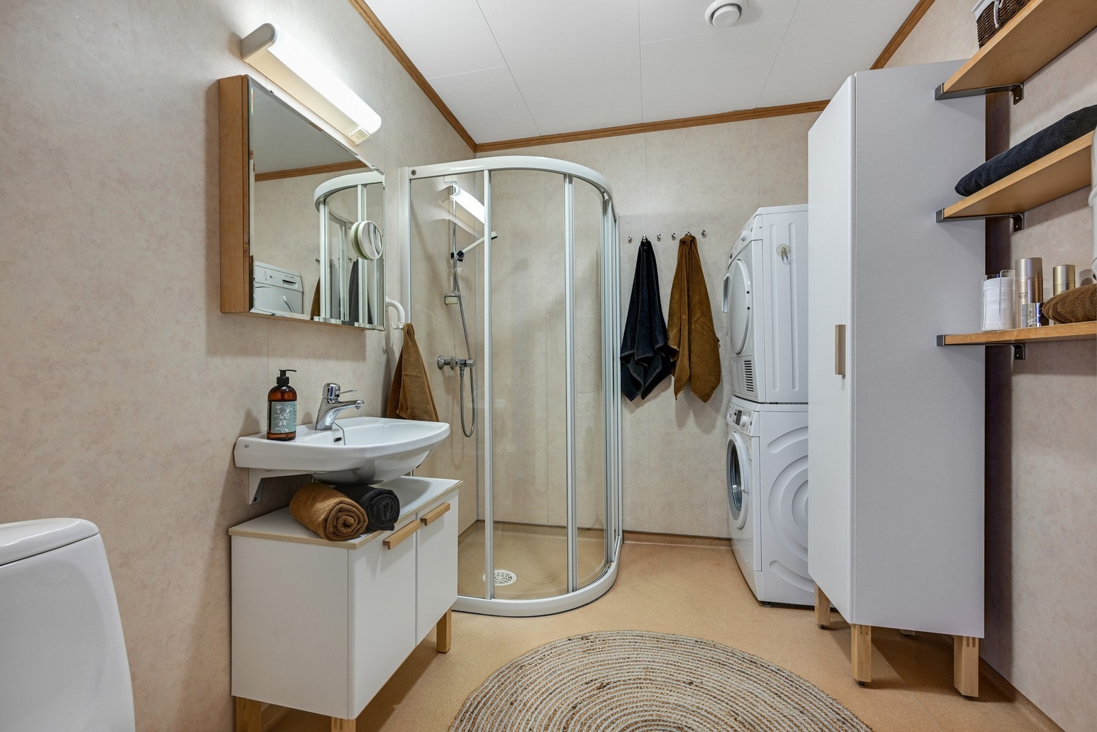 Boligens første bad befinner seg i 1. etasje med dusjnisje, klosett og servant Galleribilde