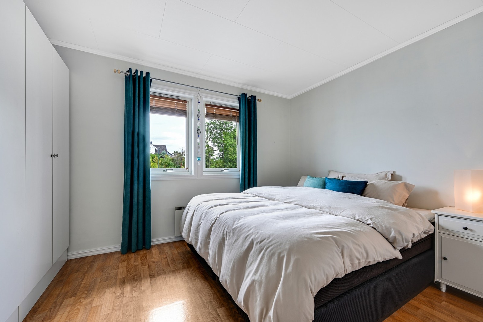 Hovedsoverommet byr på god plass for dobbeltseng og nattbord, samt plass til garderobeløsninger Galleribilde