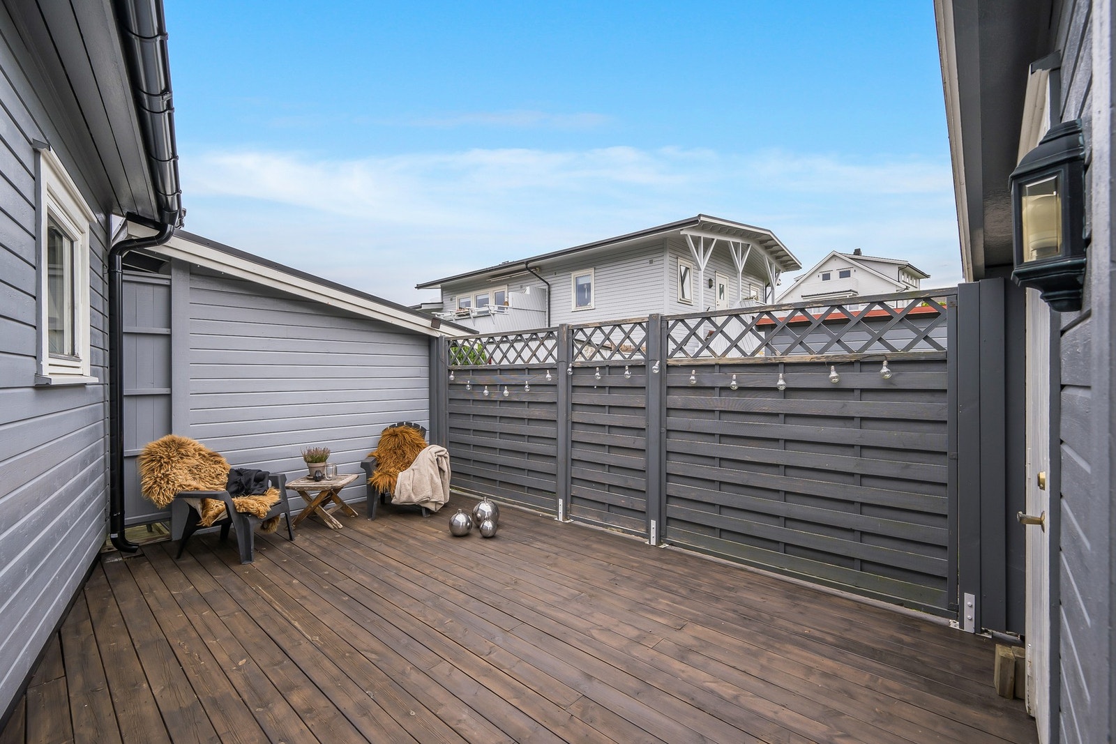 Ved inngangspartiet har man enda en god uteplass Galleribilde