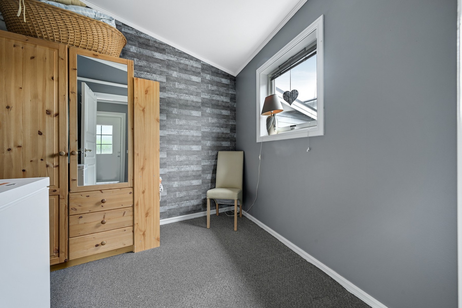 I 1. etasje finner man en bod, perfekt å benytte som f. eks et treningsrom eller kontor Galleribilde