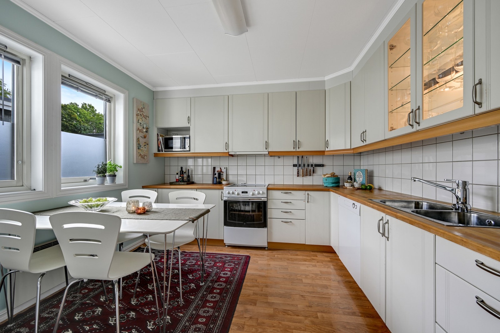 Videre har vi boligens kjøkken som kan tilby godt med skap og benkeplass. Galleribilde