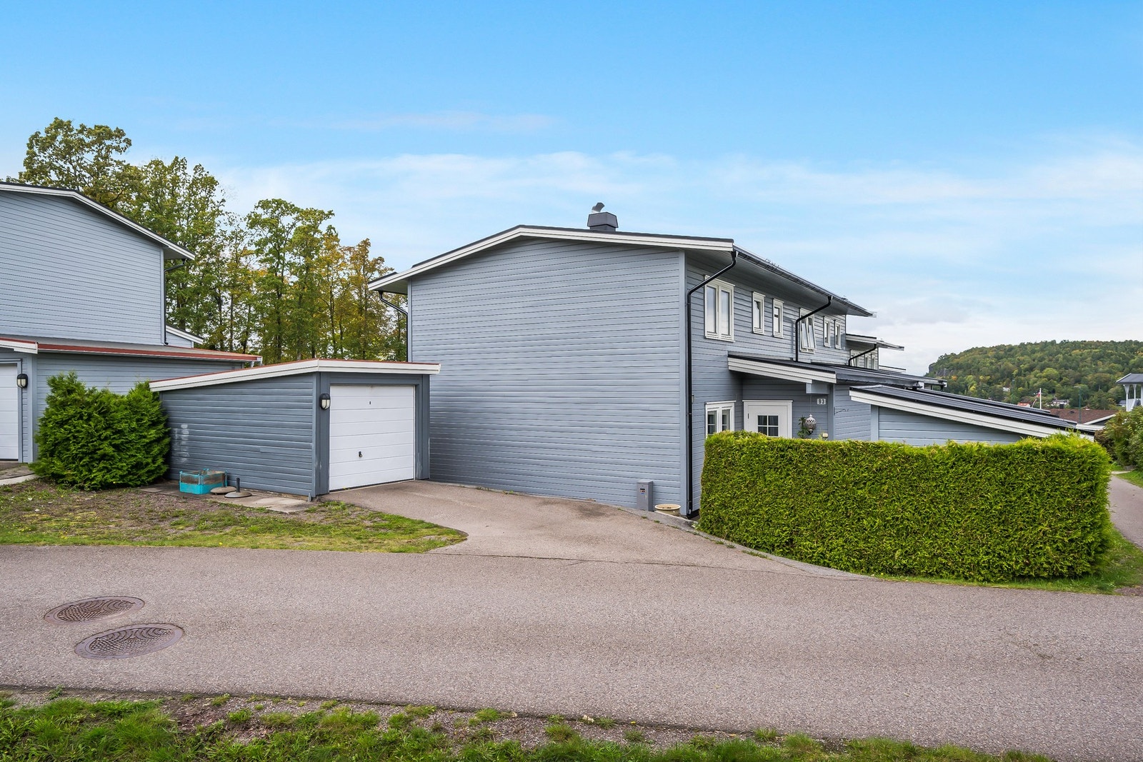 Asfaltert innkjørsel helt inn til garasjen som er rett ved inngangen. Her kan bilen parkeres beskyttet mot vær og vind Galleribilde