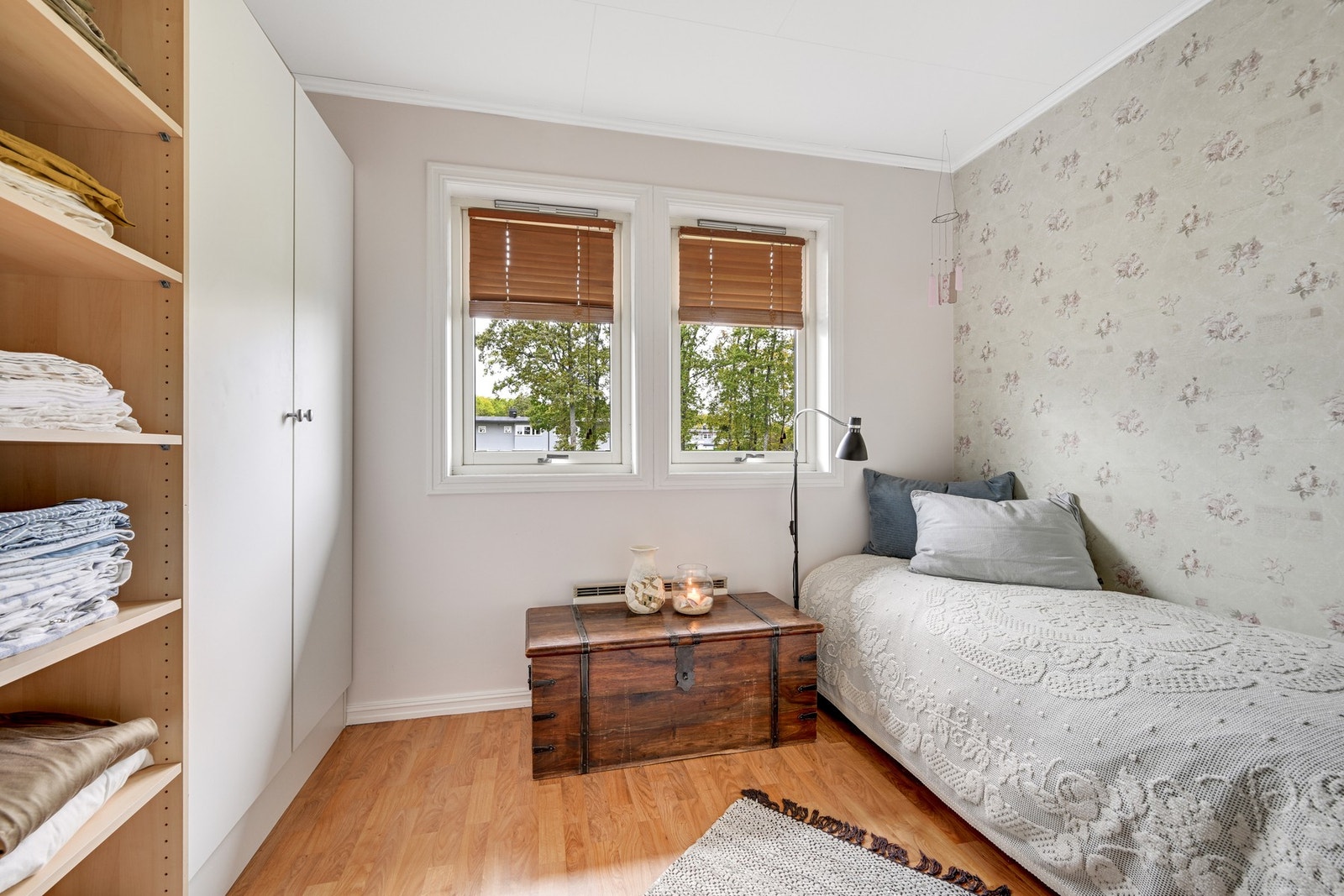 Soverom nr. 2 med plass til seng og nattbord Galleribilde