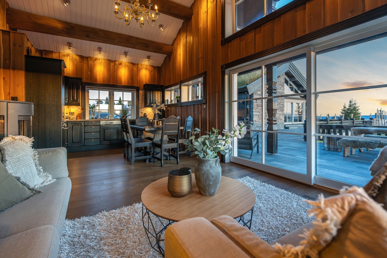 Lun stue og kjøkken i åpen løsning. Galleribilde