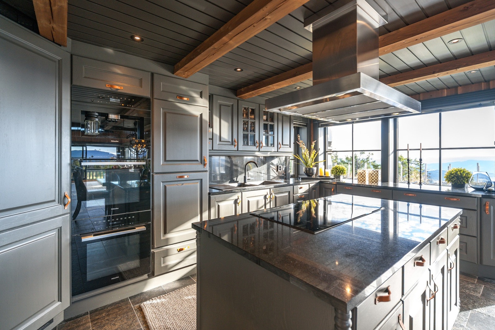 Tidløst kjøkken med kjøkkenøy. Galleribilde