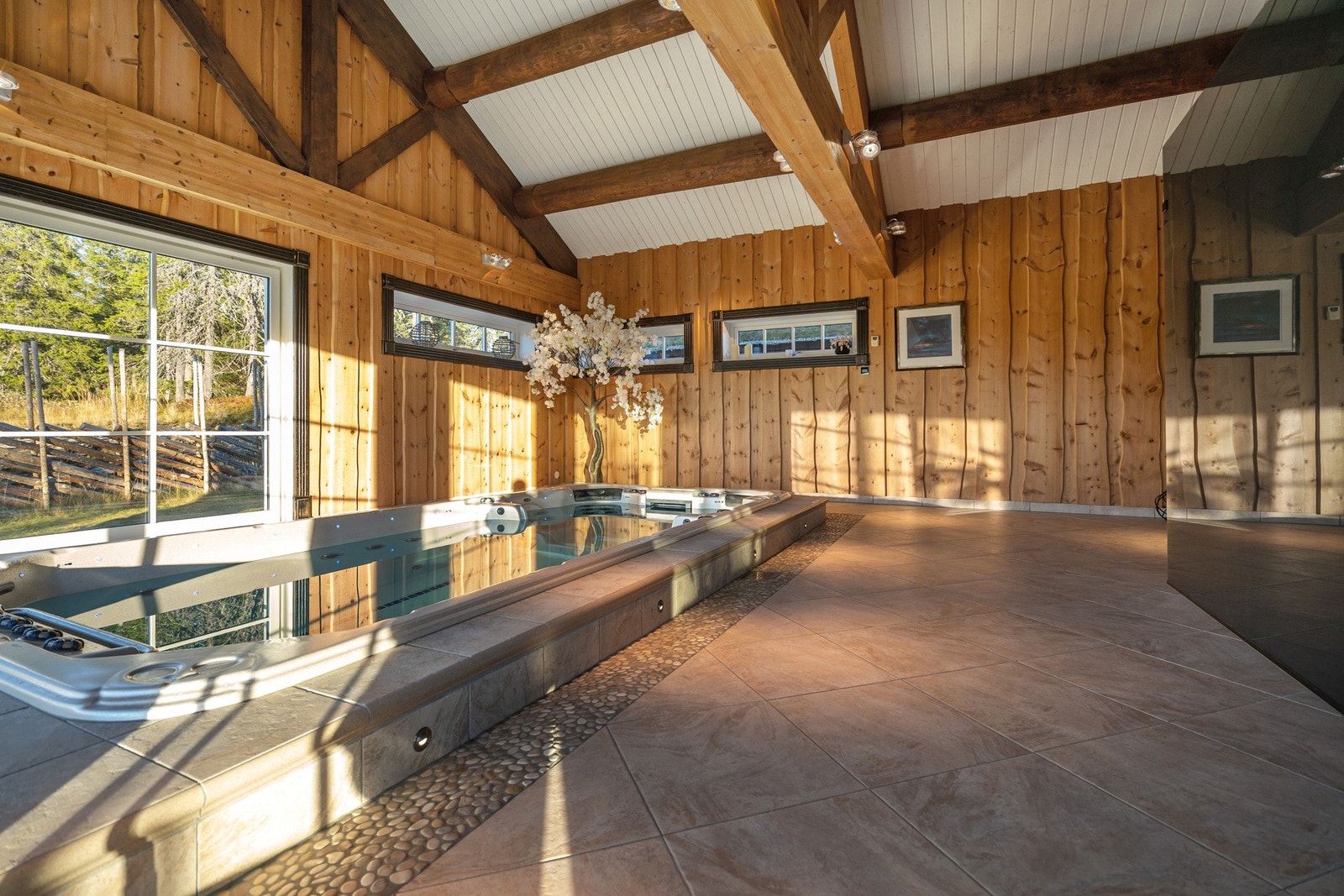 Flott spaavdeling med basseng. Galleribilde