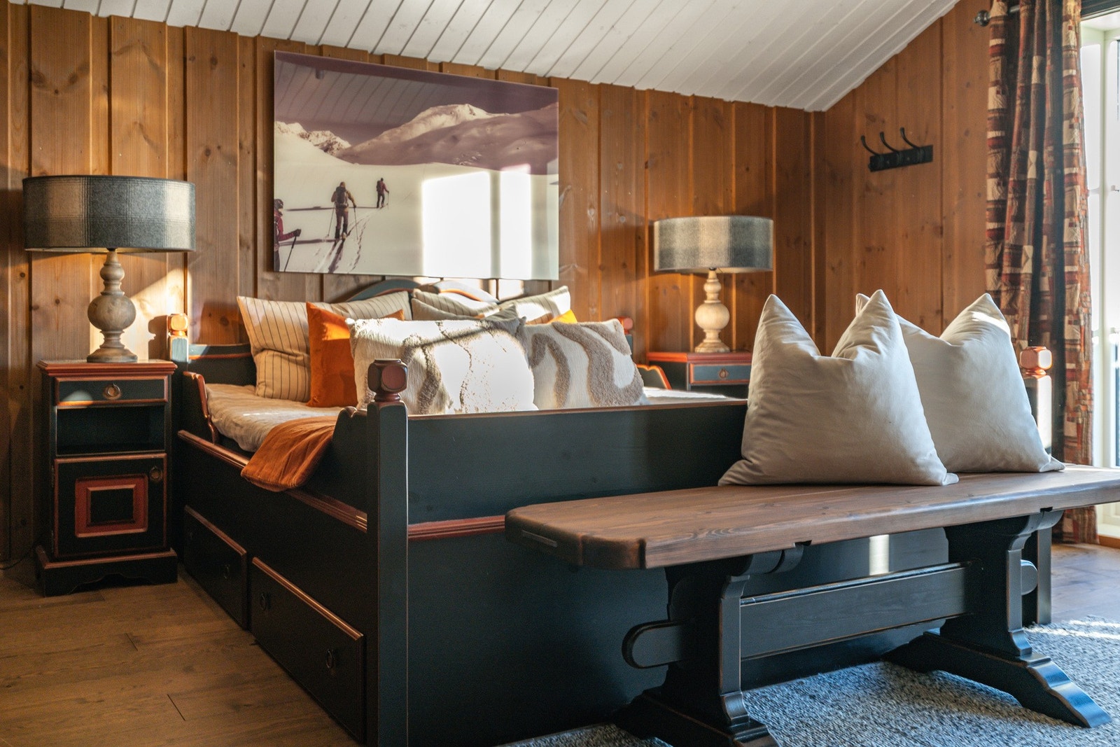 Romslig soverom med inngang til bad. Galleribilde