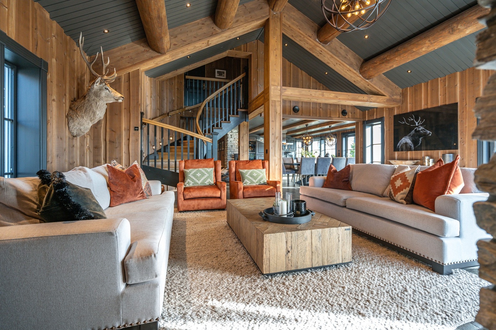 Luftig stue med synlige takåser. Galleribilde