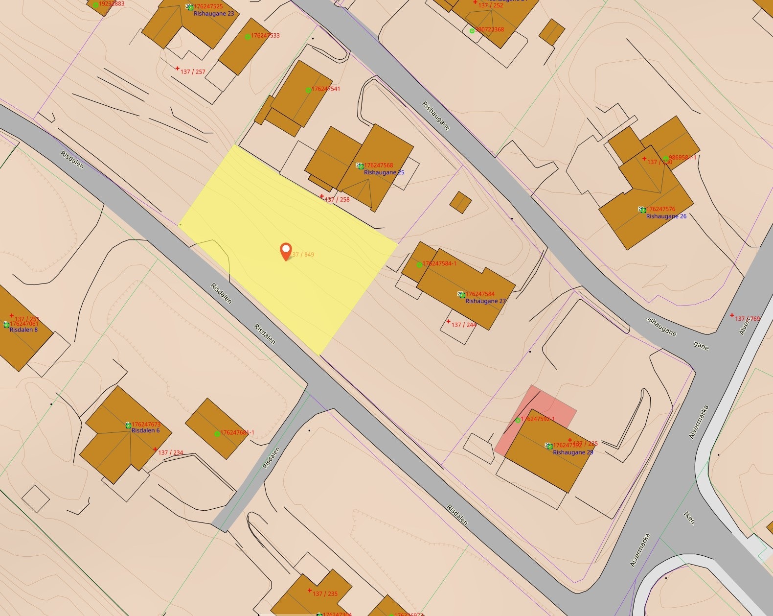 Tomten er på 631 m2, er skrå og må ha hus med kjelleretasje Galleribilde