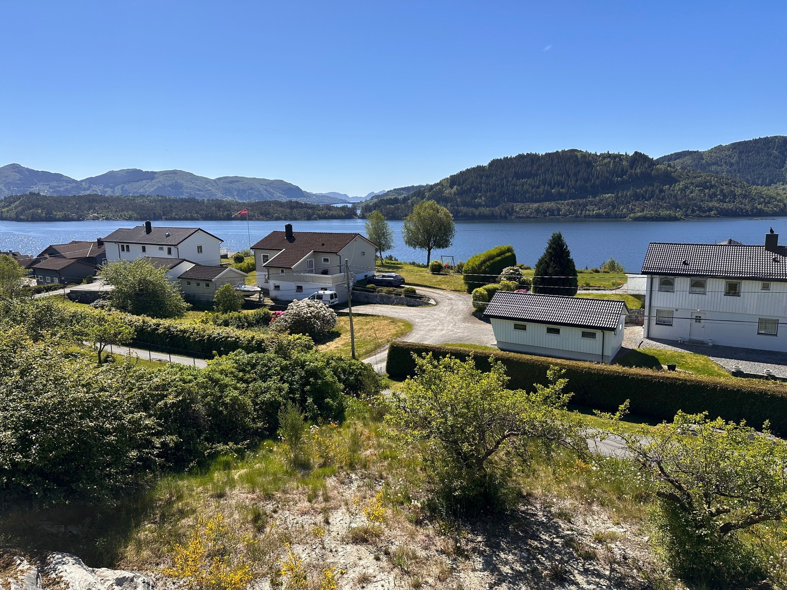 Tomten er skilt ut fra Rishaugane 25, og vil få en nydelig utsikt mot Kvernafjorden! Populært område - ikke mange ledige tomter her. Galleribilde