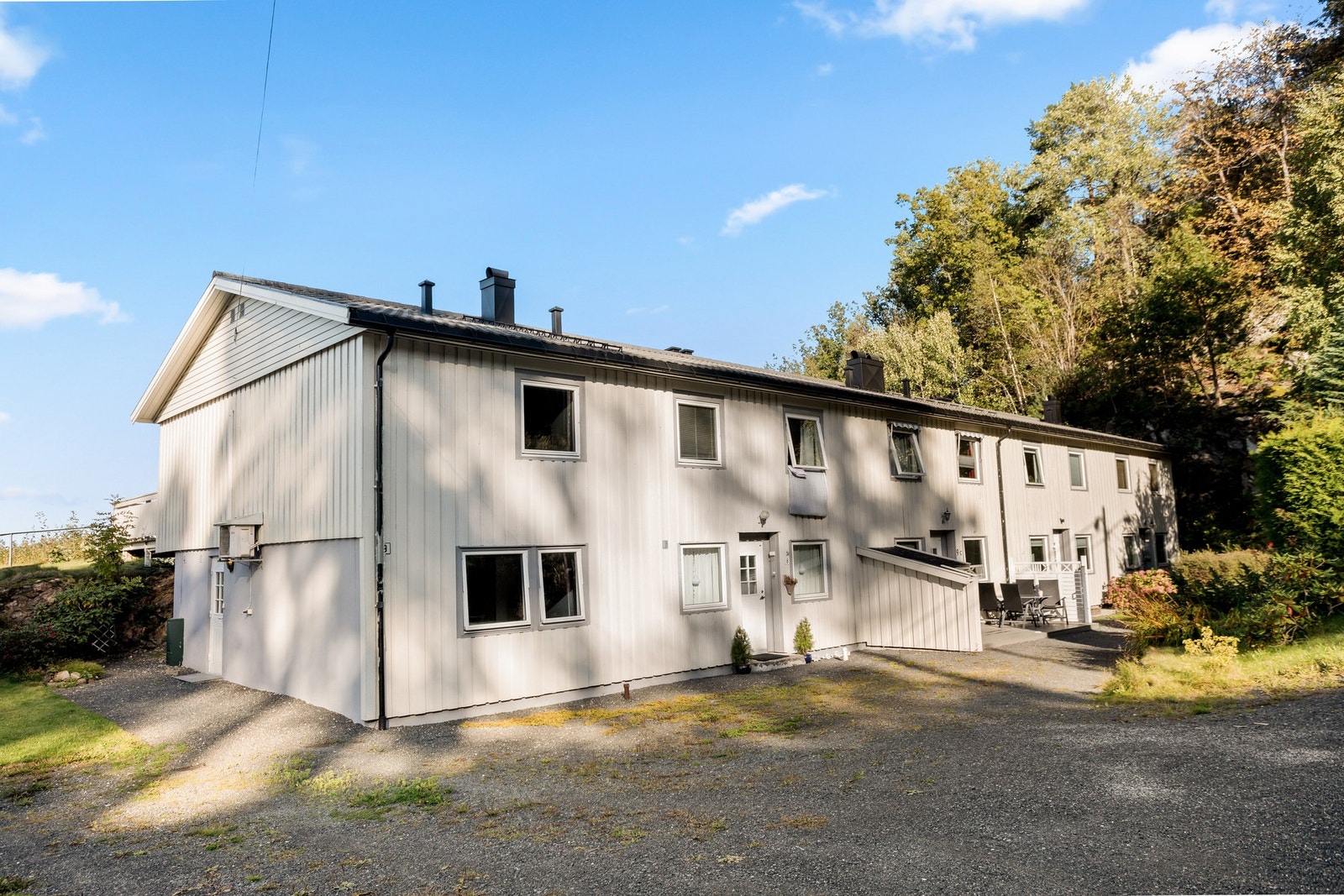 Det er biloppstillingsplass utenfor boligen. Galleribilde