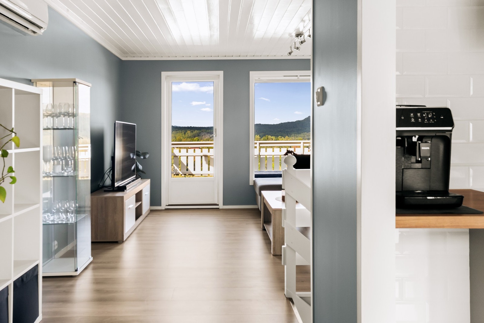 Overetasjen fremstår åpen med moderne fargevalg. Galleribilde