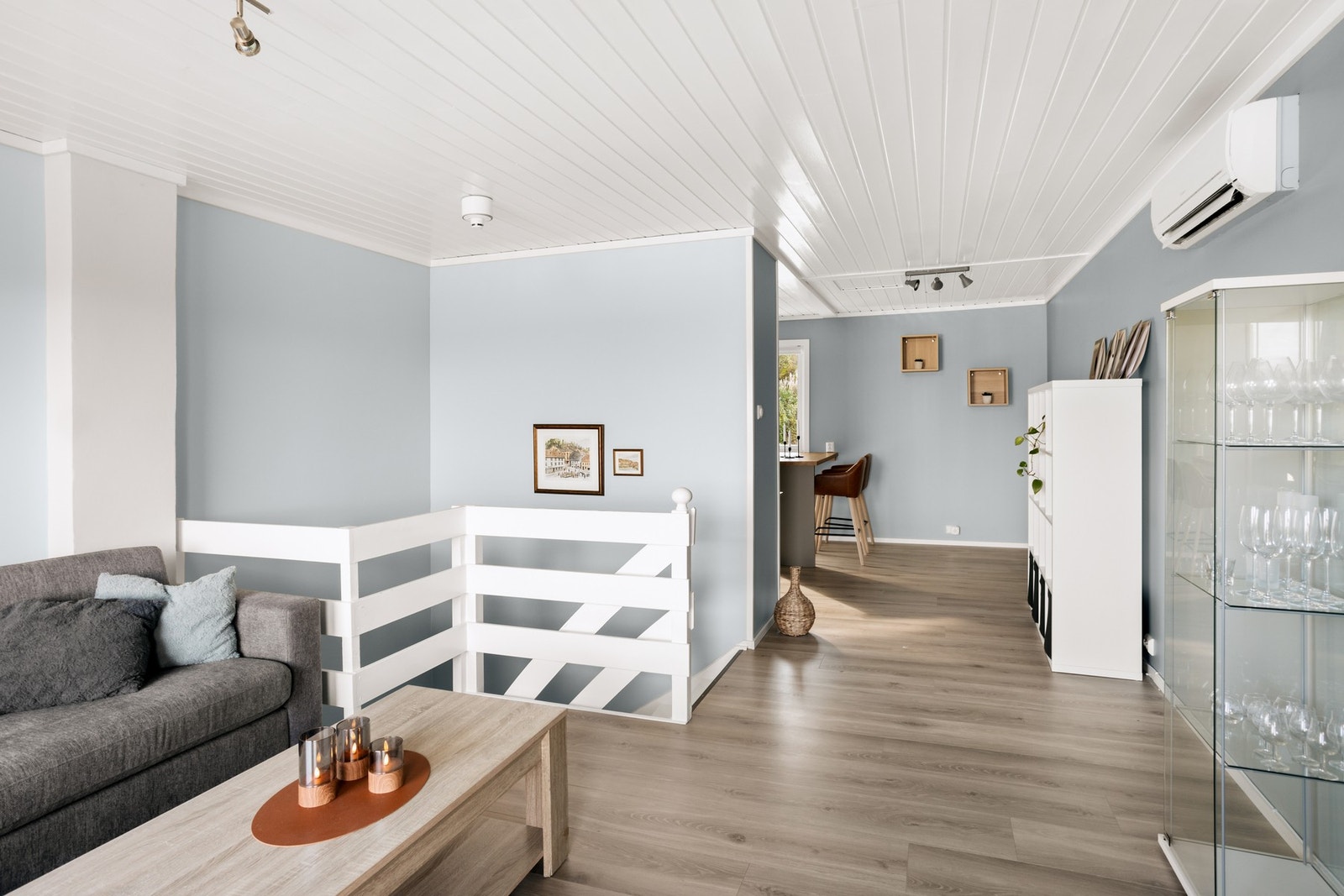 Romslig stue/kjøkken område. Galleribilde