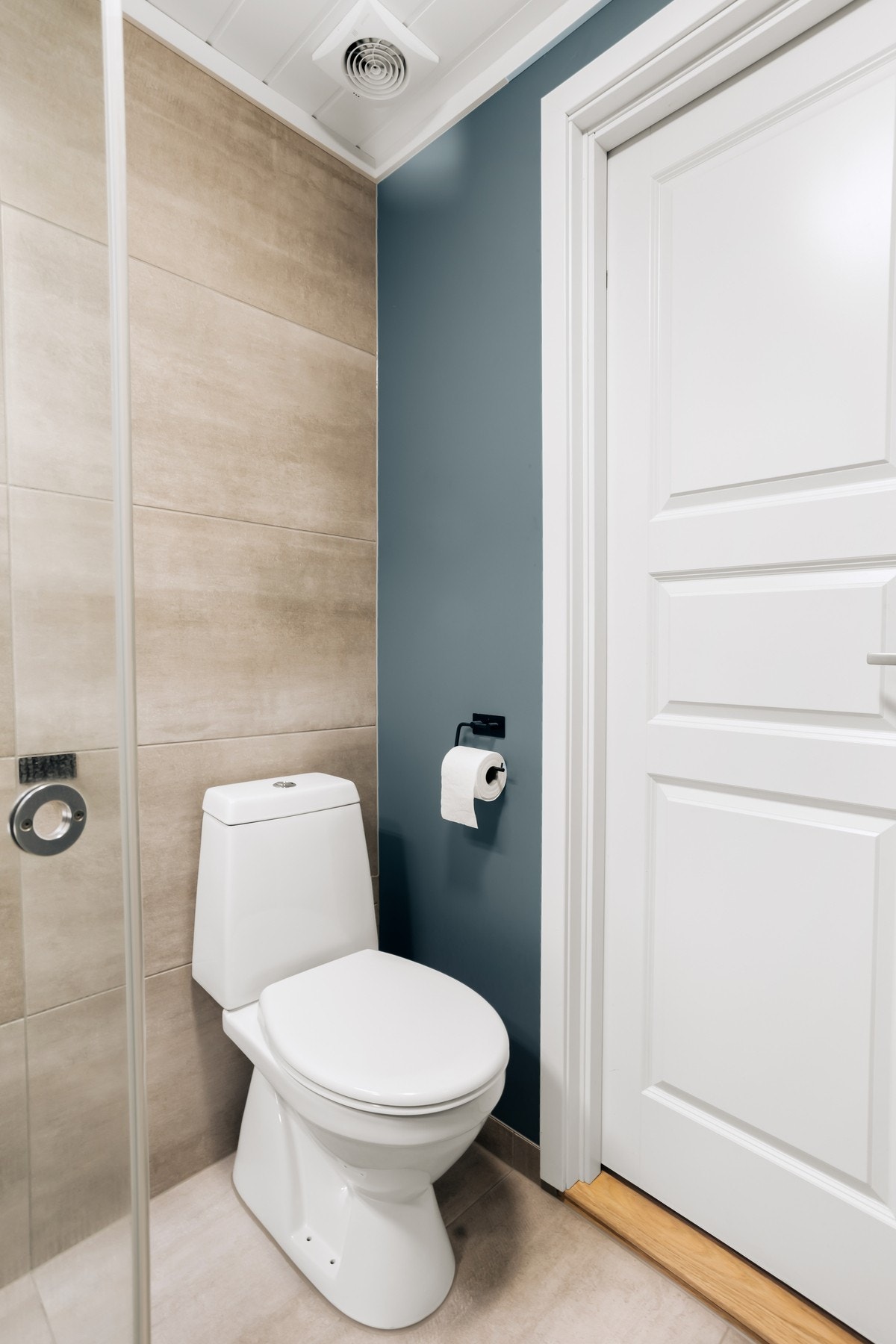 Badet er utstyrt med toalett, servant m/innredning og dusjkabinett. Galleribilde