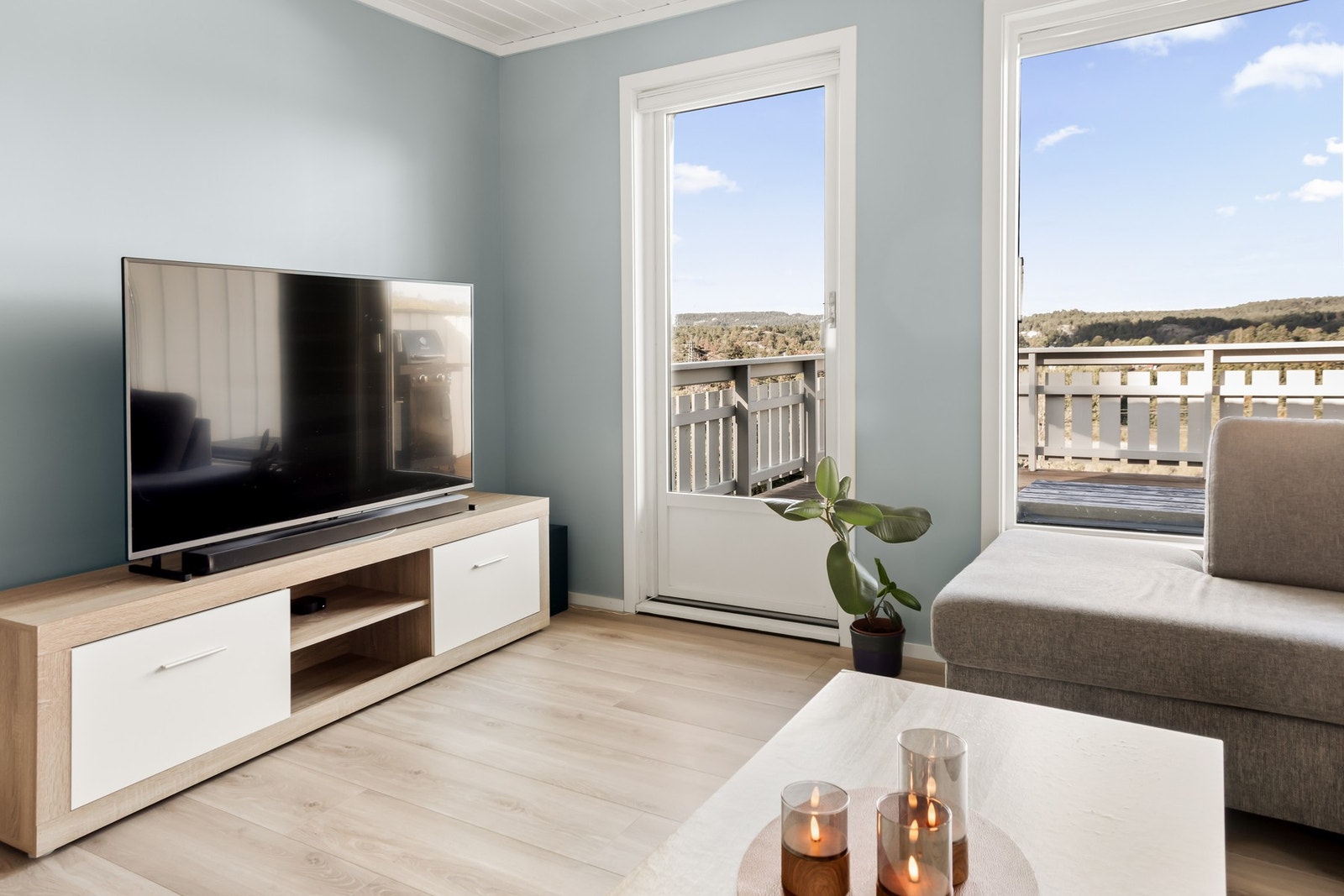 Fra stua er det utgang til romslig terrasse. Galleribilde