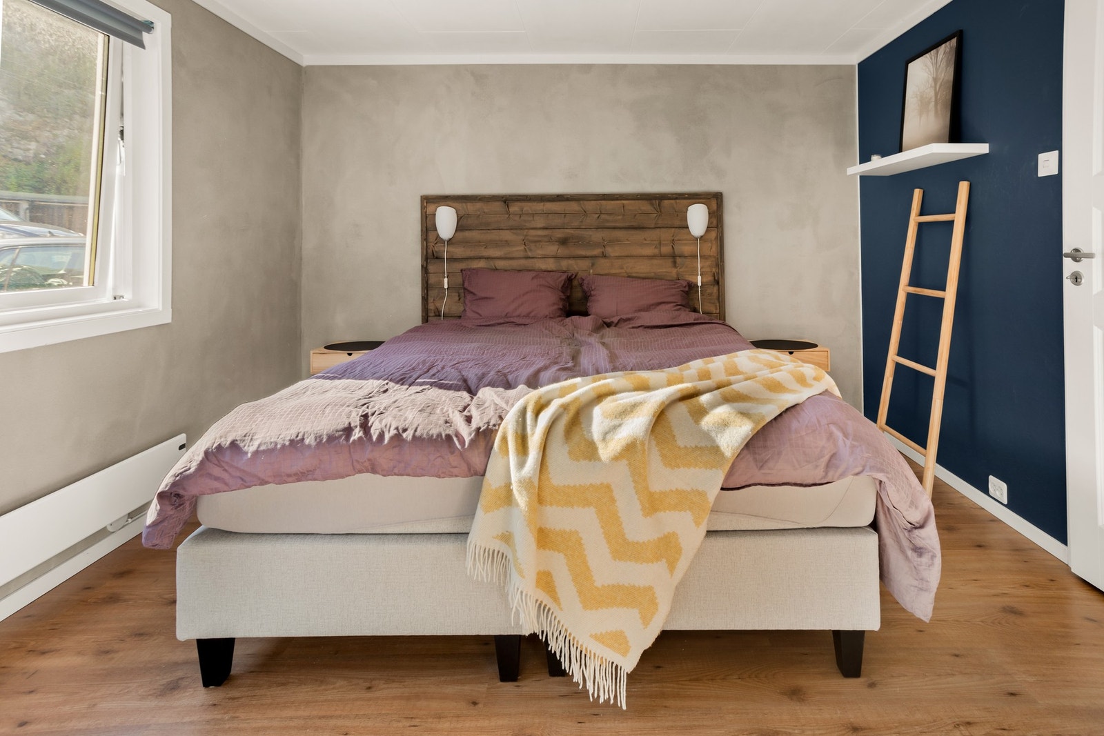 Romslig soverom med god plass til dobbeltseng. Galleribilde