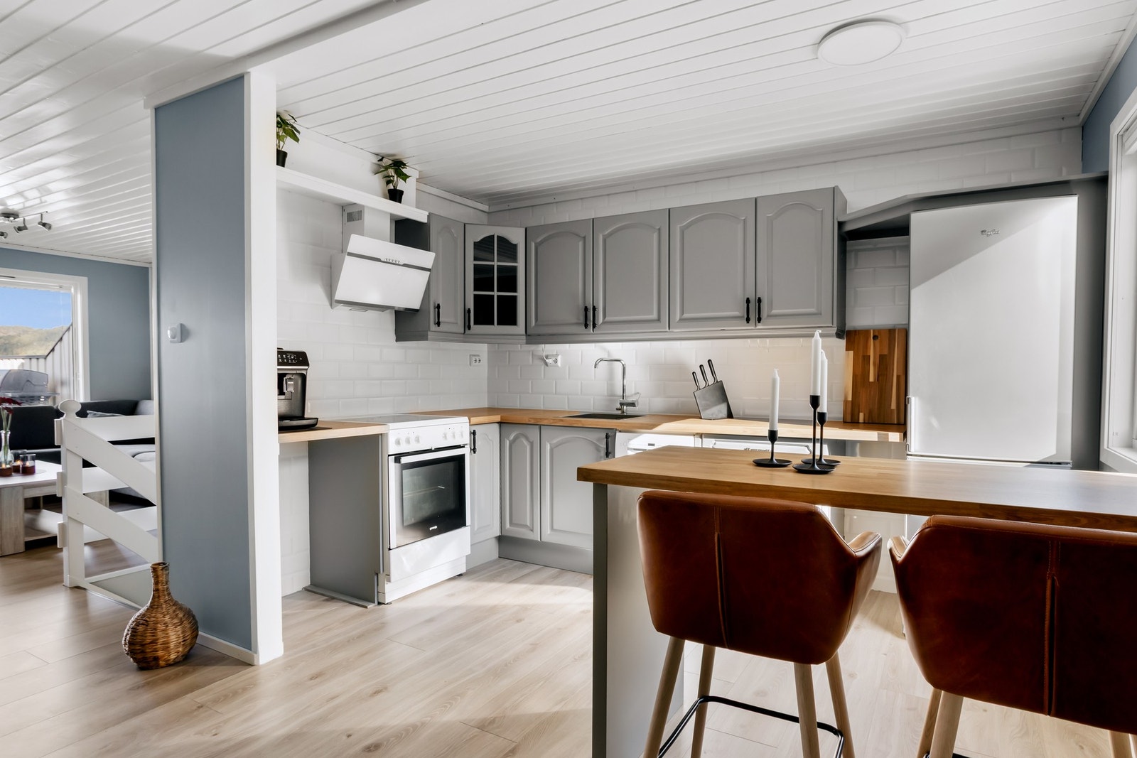 Kjøkkenet har benkplate i laminat og mye over- og underskap som gir rikelig med oppbevaringsplass. Galleribilde