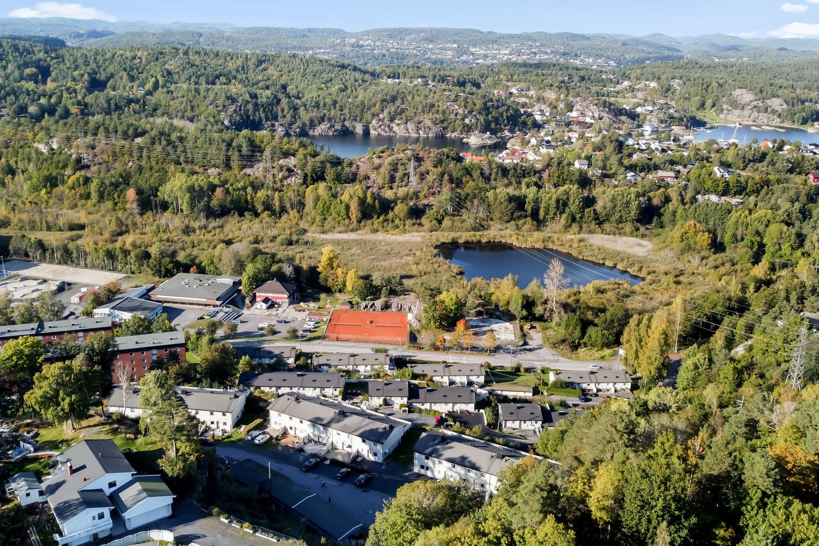 Tjenna ligger et steinkast unna. Her har man gode løpemuligheter. Galleribilde