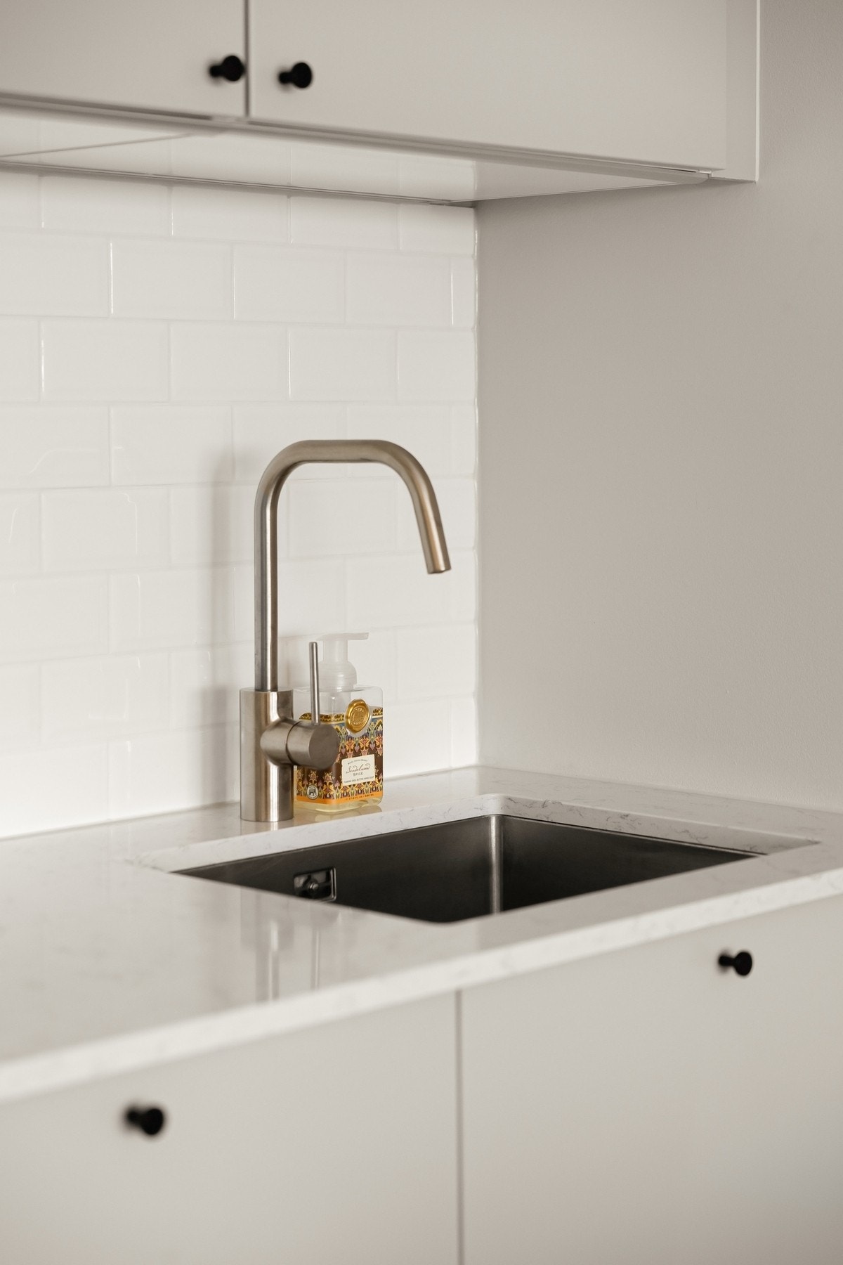 Innredningen har glatte fronter og benkeplate av stein med nedsenket oppvaskkum. Galleribilde