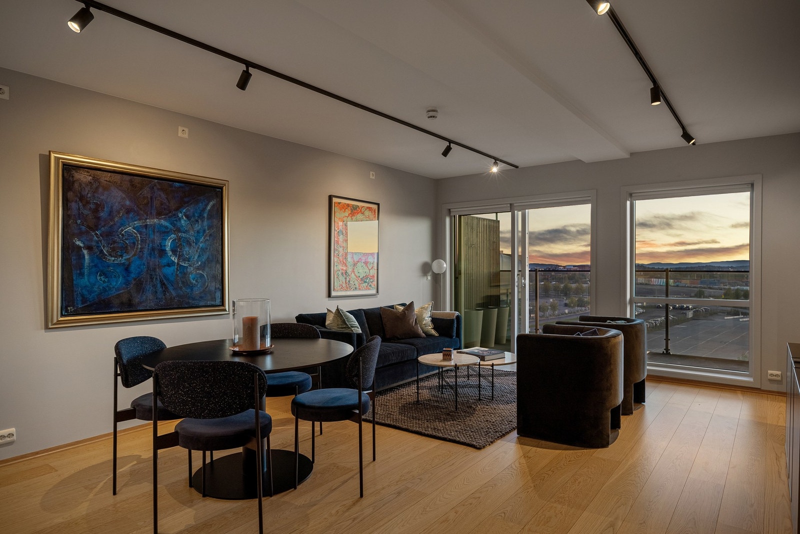 John Strandruds vei 15 presenteres av EIE Eiendomsmegling ved Tobias Røang. Galleribilde