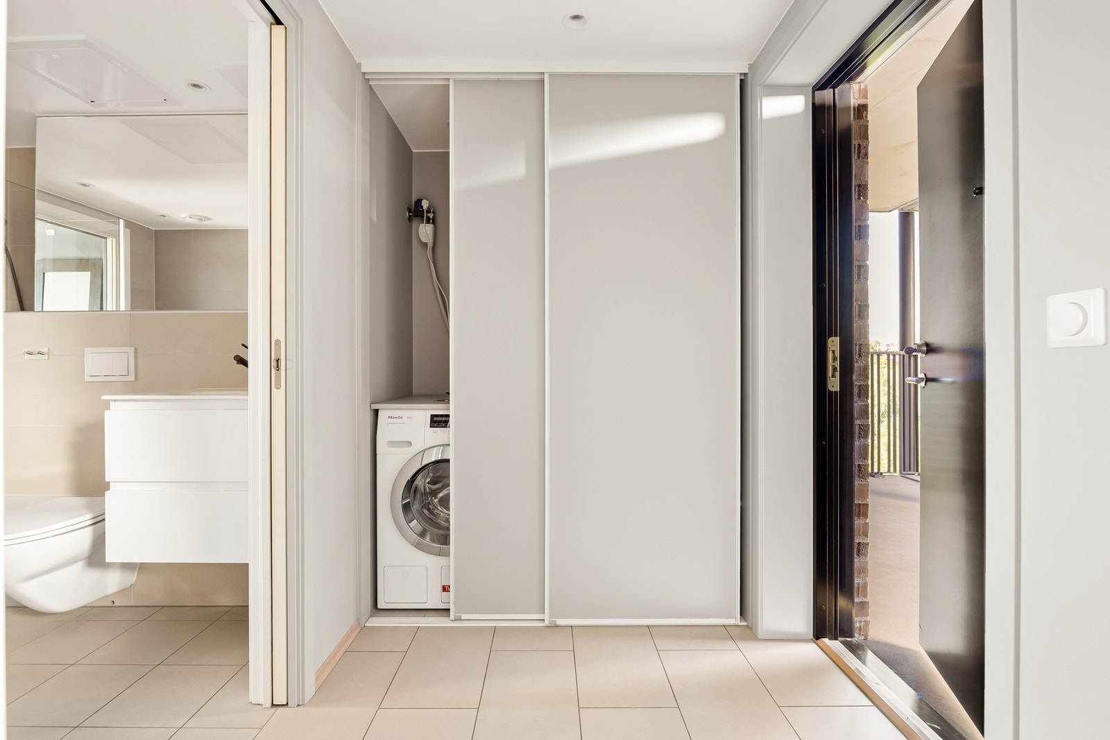 Entré med opplegg for vaskemaskin i garderoben. Galleribilde