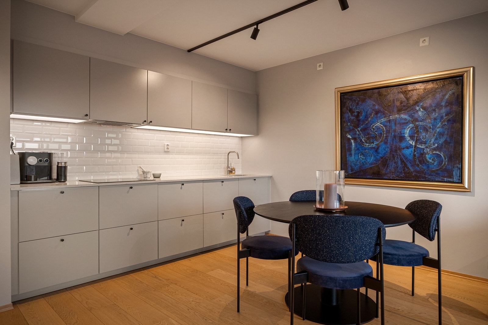 God plass til å innrede med spisegruppe. Galleribilde