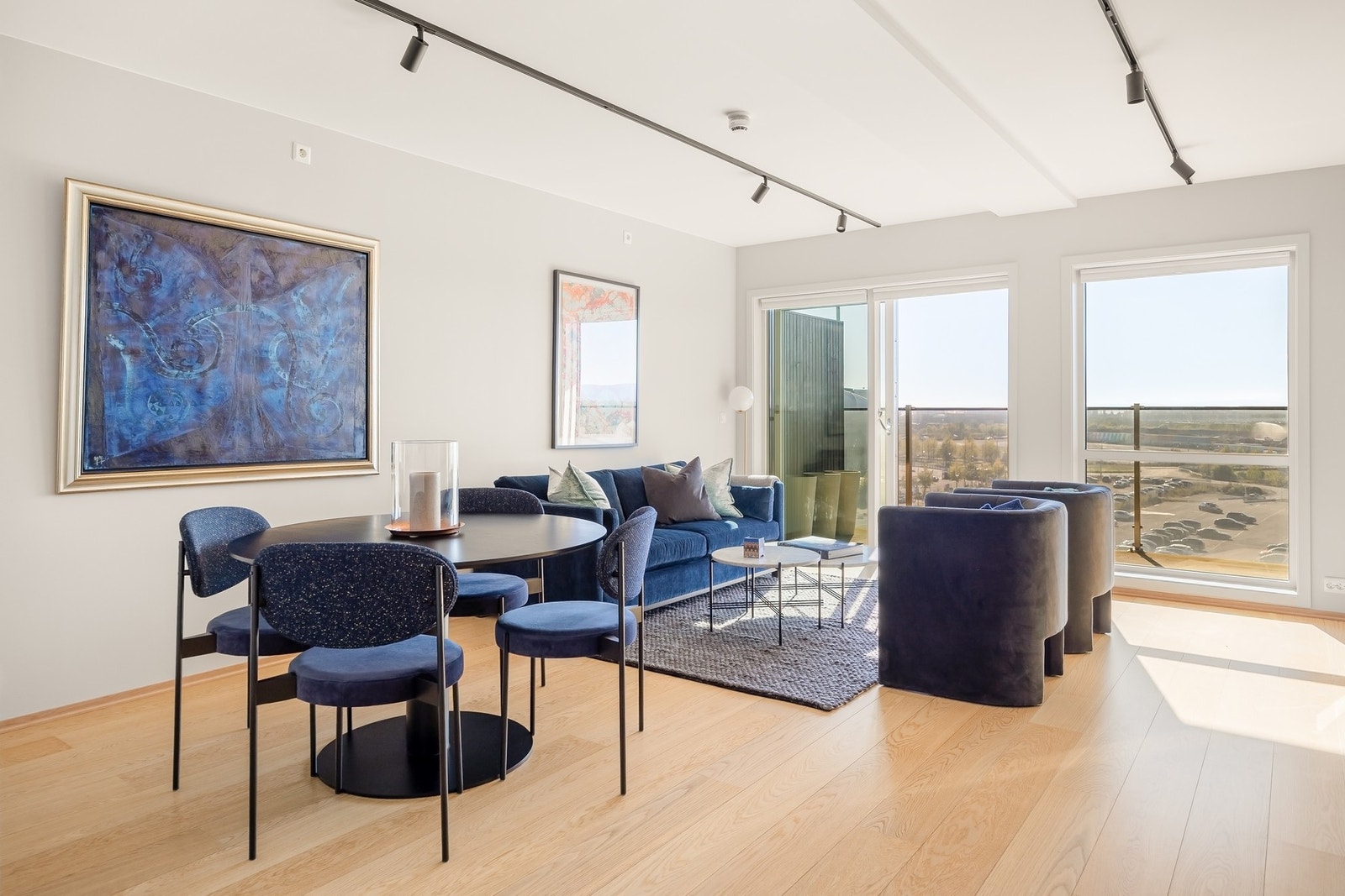 Gulvet har flott parkett, og det er vannbåren gulvvarme. Fjernvarme/varmtvann er inkludert i felleskostnadene. Galleribilde