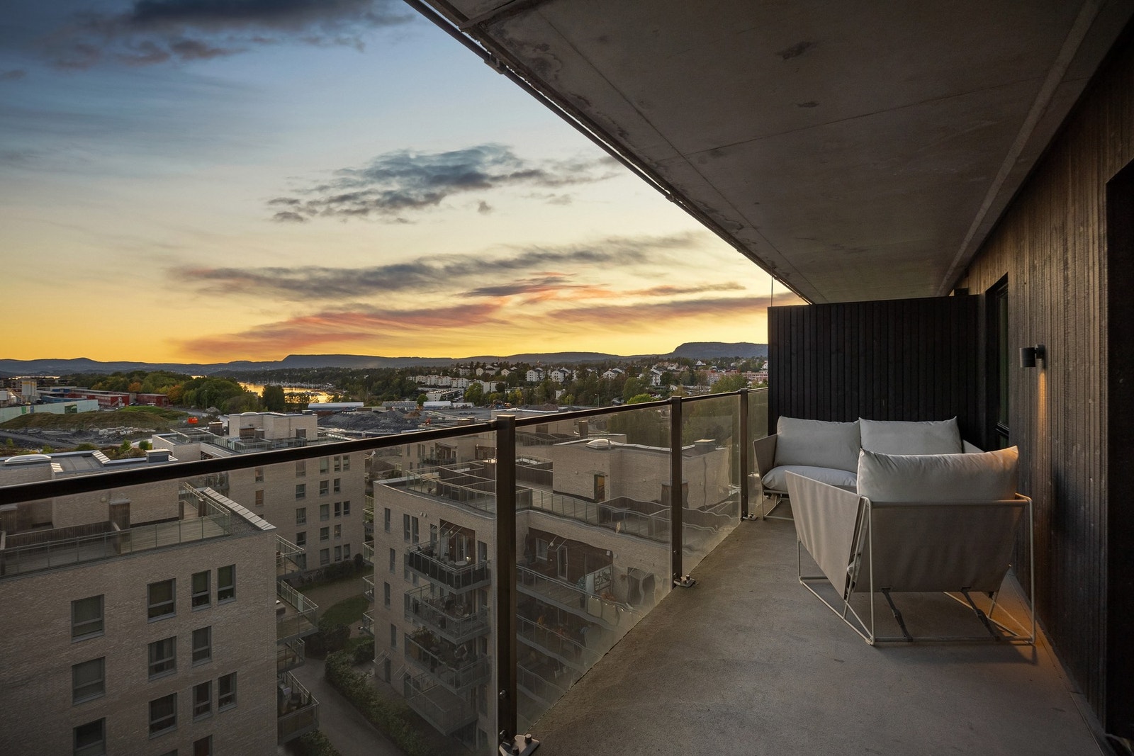 Leiligheten ligger høyt og fritt i 8. etasje i et moderne bygg fra 2015. Galleribilde