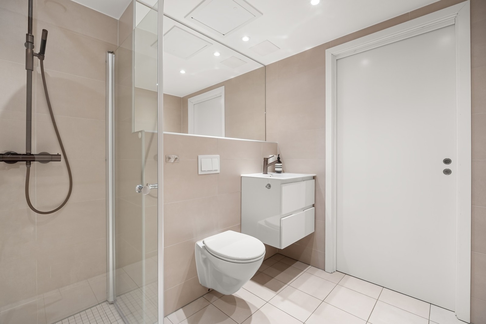 Badet har gulvvarme, samt downlights i tak. Galleribilde