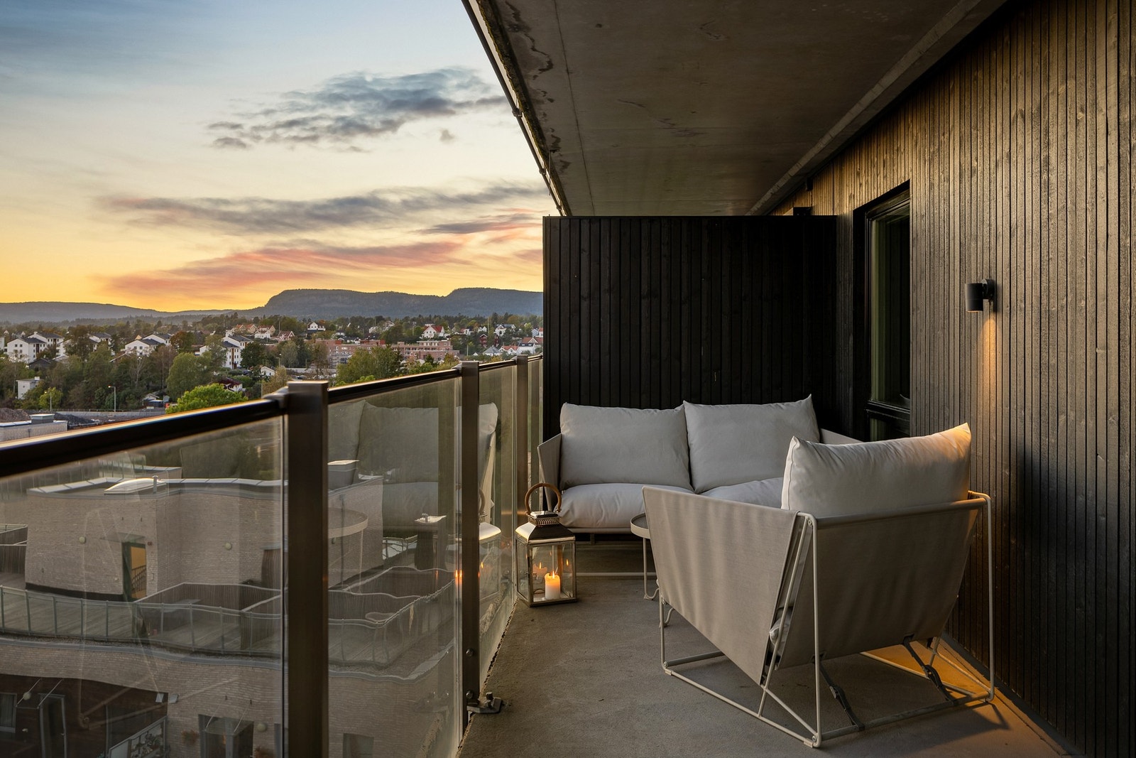 Balkongen er på 15 kvm og har god plass til å innrede i ulike soner. Galleribilde