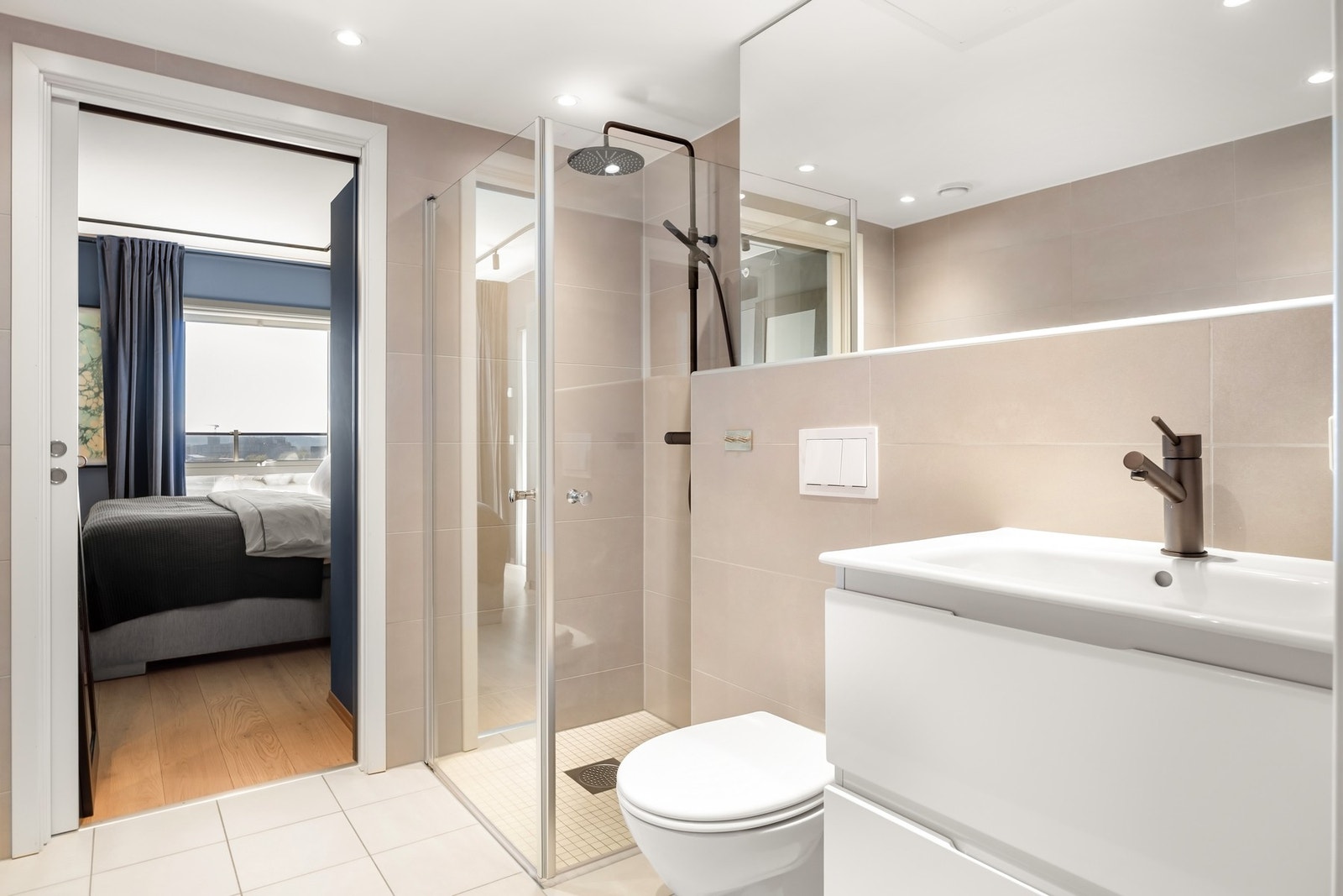 Videre har leiligheten et delikat helfliset bad. Galleribilde