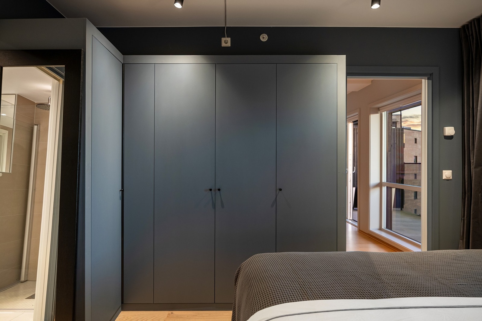 Det er rikelig med oppbevaringsplass i medfølgende garderobeskap. Galleribilde