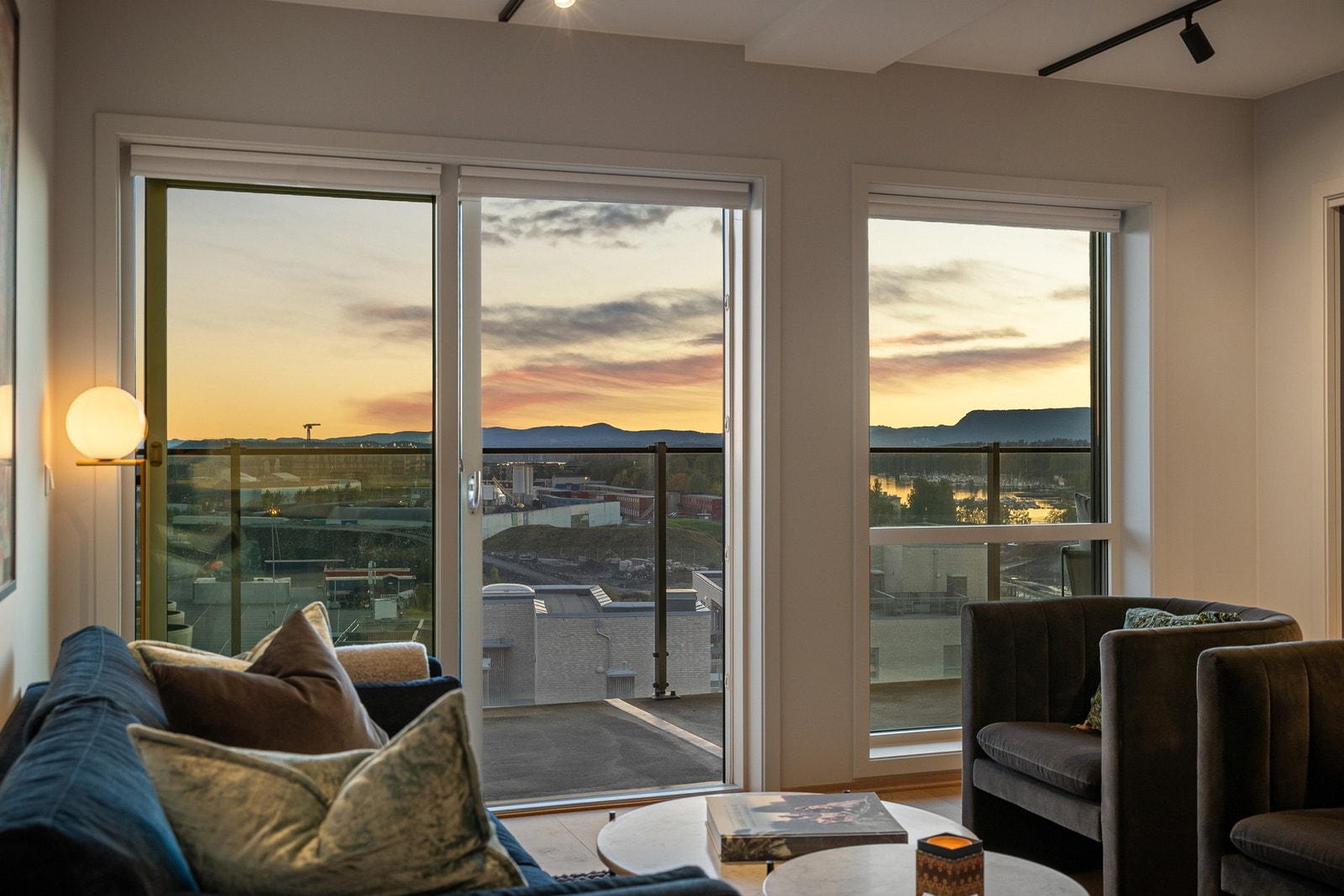 Leiligheten har store vindusflater slik at man får utsikten helt inn i leiligheten. Galleribilde