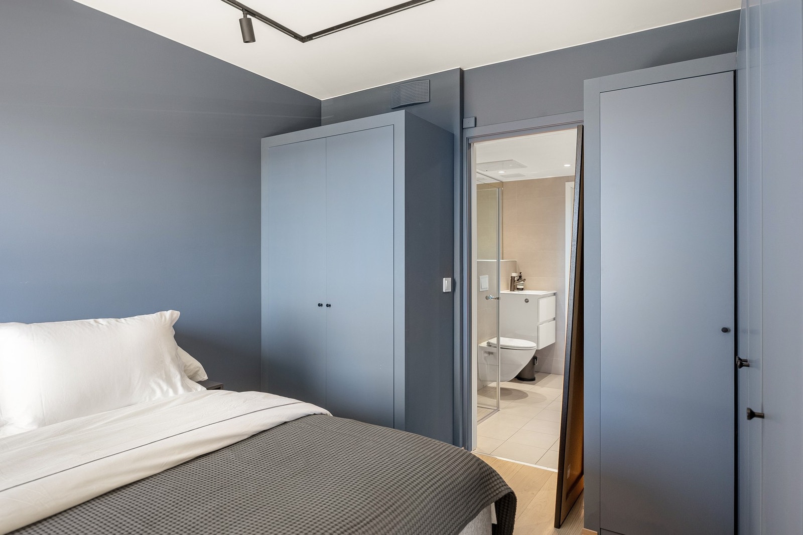 Hovedsoverommet har direkte adkomst til badet. Galleribilde