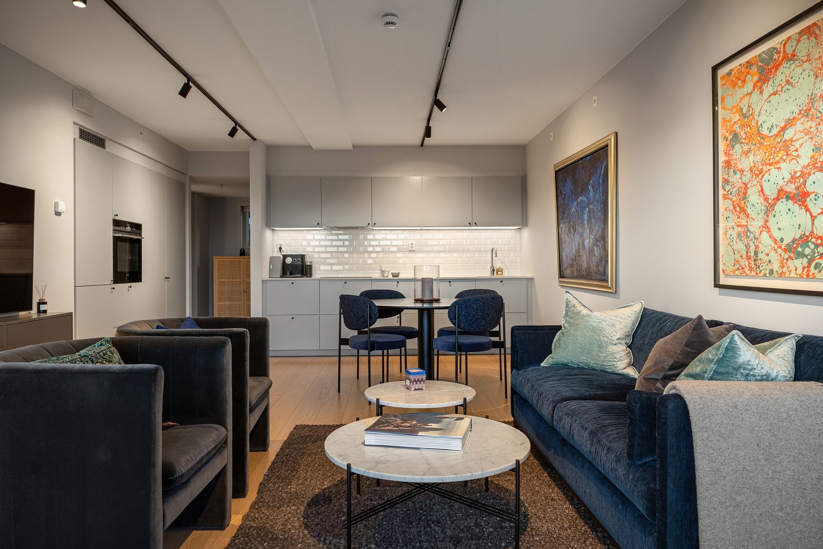 Planløsningen er godt utnyttet med en sosial åpen løsning mellom stuen og kjøkkenet. Galleribilde