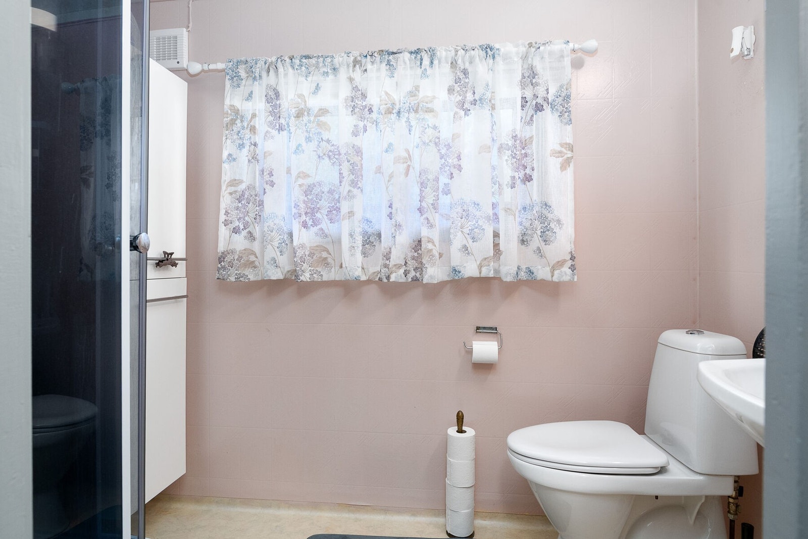 Baderom utstyrt med servant, toalett og dusjkabinett. Galleribilde