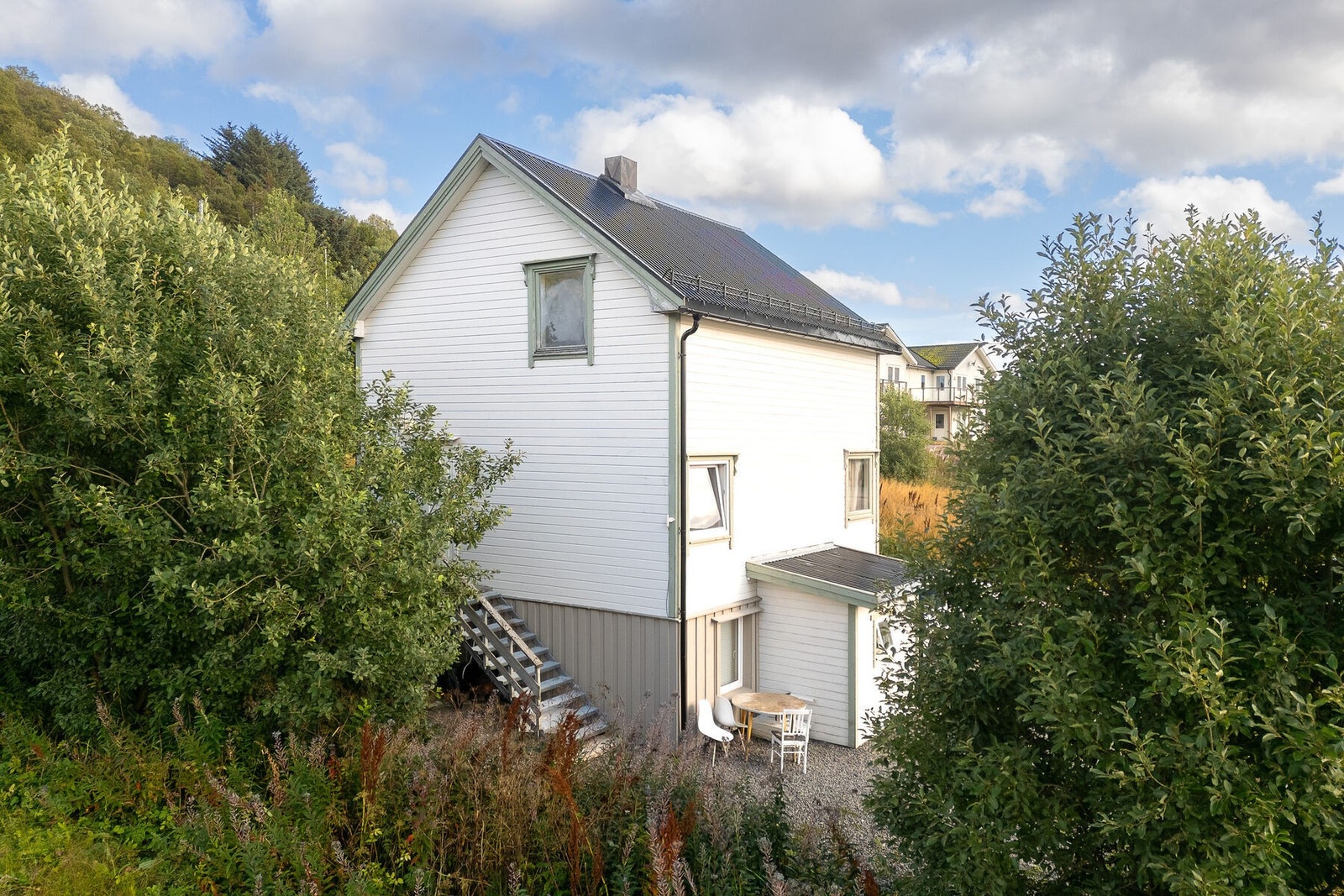 Eiendommen ligger i Myre sentrum, med kort gangavstand til butikker, skole, barnehage, offentlig transport og andre hverdagsfasiliteter. Galleribilde