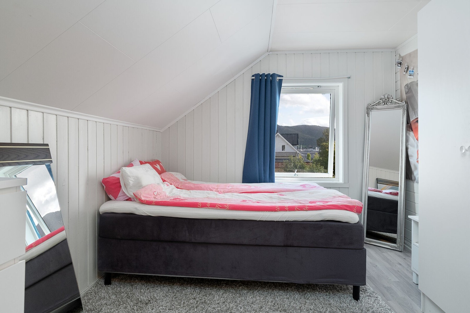 Romslig soverom med plass til dobbeltseng og garderobe. Galleribilde