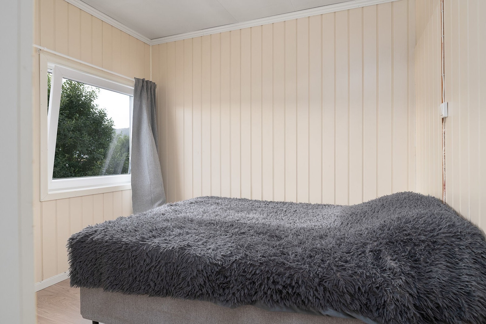 Soverom med plass til dobbeltseng og garderobe. Galleribilde