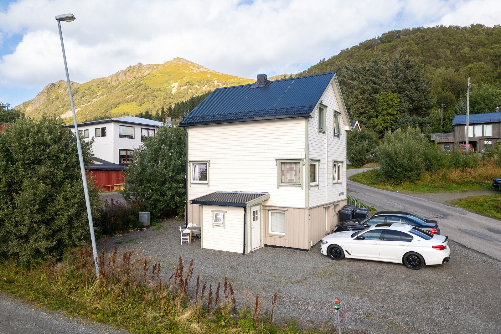 Enebolig med tre separate leiligheter - perfekt for deg som ønsker solide utleieinntekter, eller trenger fleksibel plass til storfamilien, hjemmekontor eller generasjonsbolig. Galleribilde