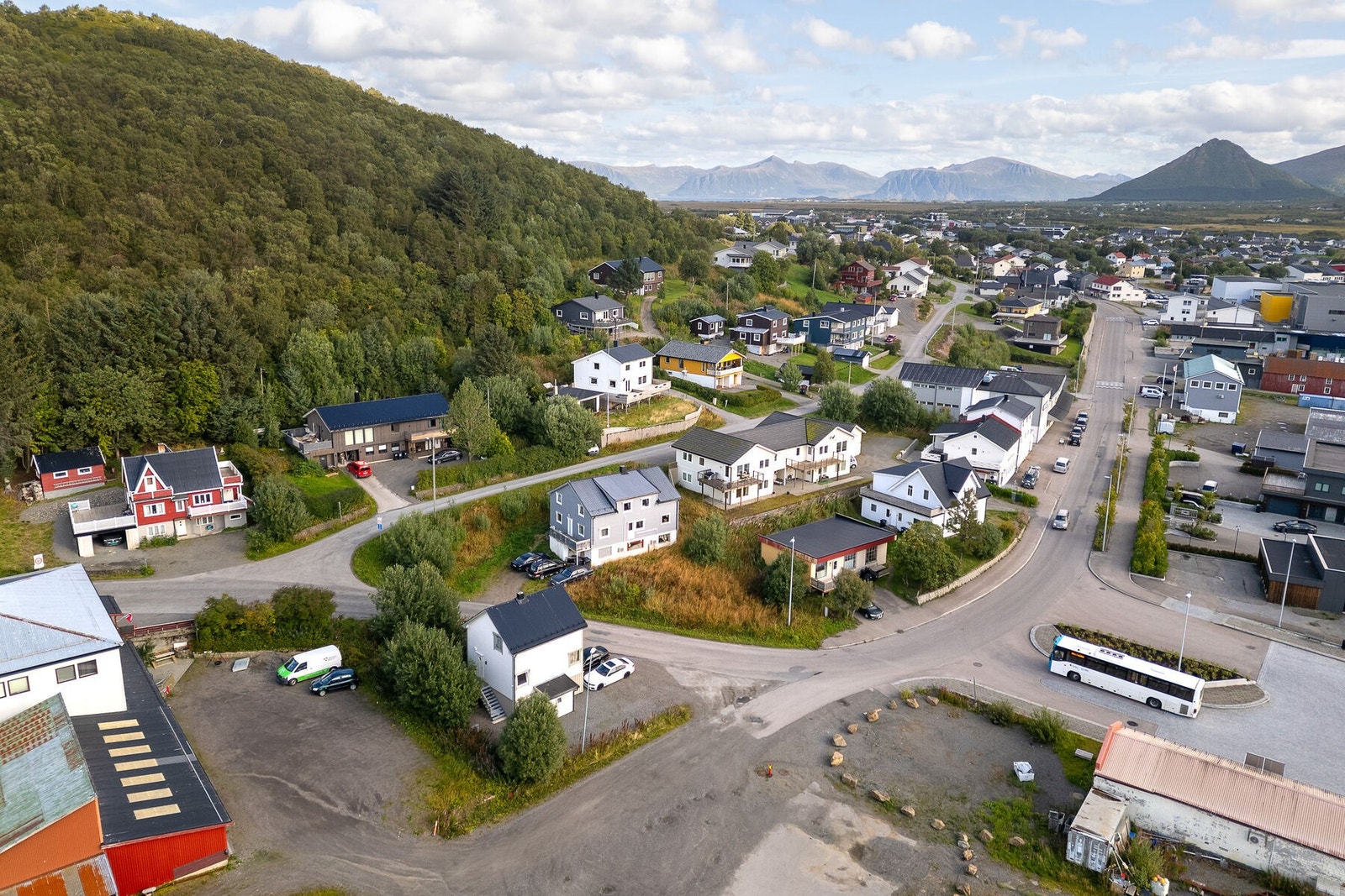 Herfra er det gangavstand til skoler, barnehager, butikker, idrettsanlegg og øvrige fasiliteter i sentrum. Galleribilde