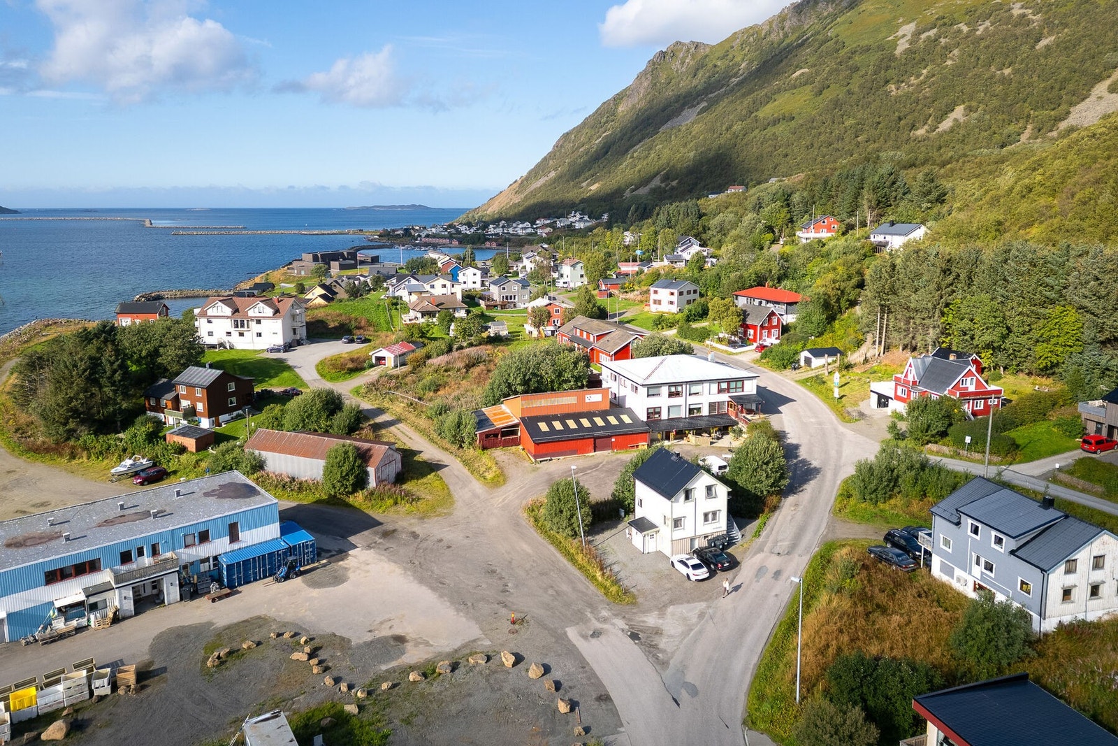 Eiendommen ligger sentralt til på Myre, med kort avstand til det meste. Galleribilde